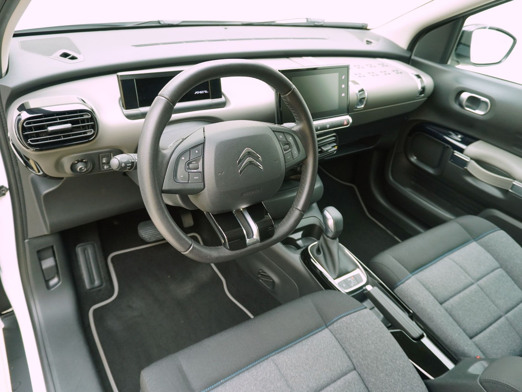 CITROEN C4 Cactus 1.2 PureTech Shine-image-9