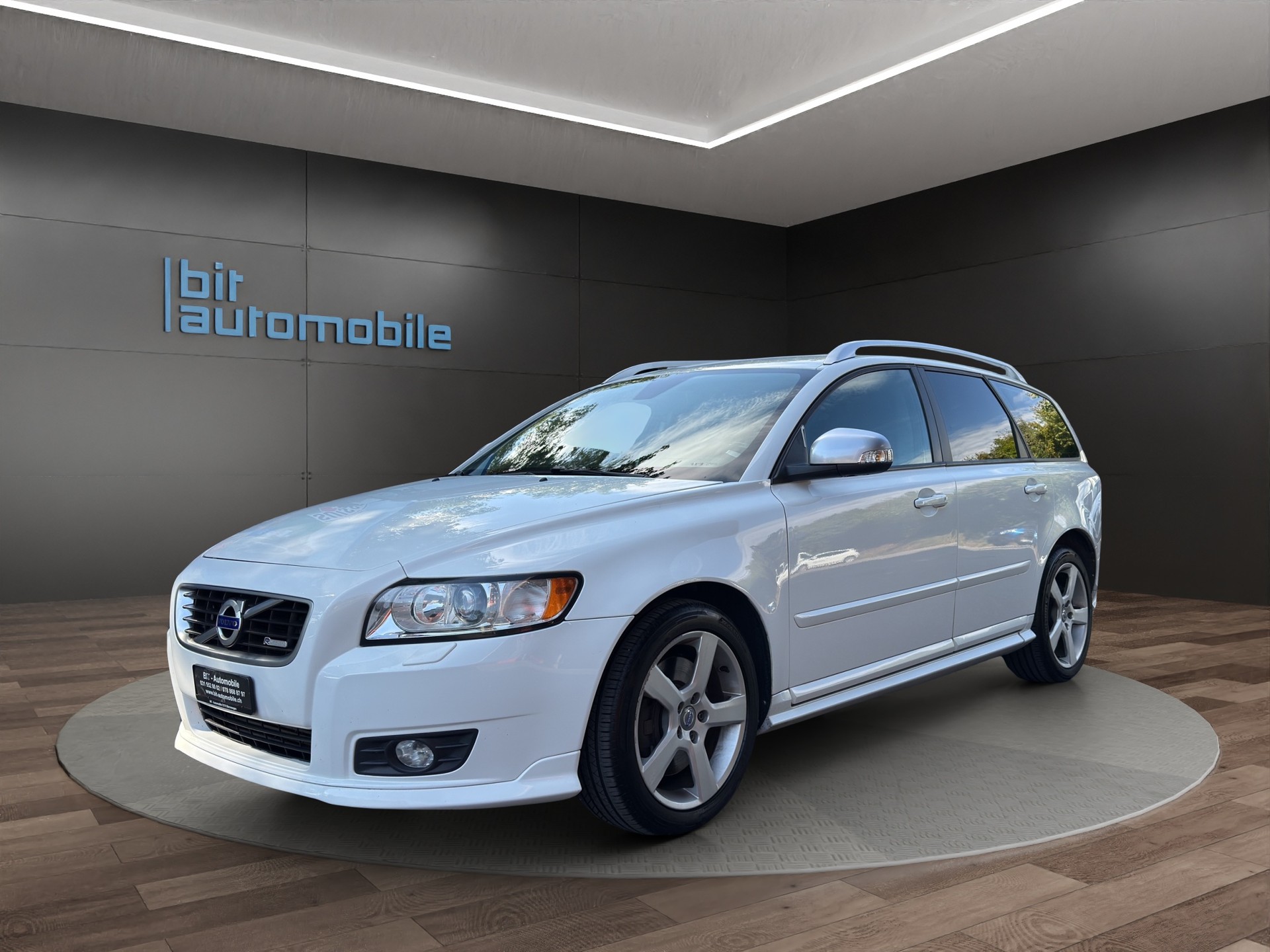 VOLVO V50 D4 R-Design Editon-image-0
