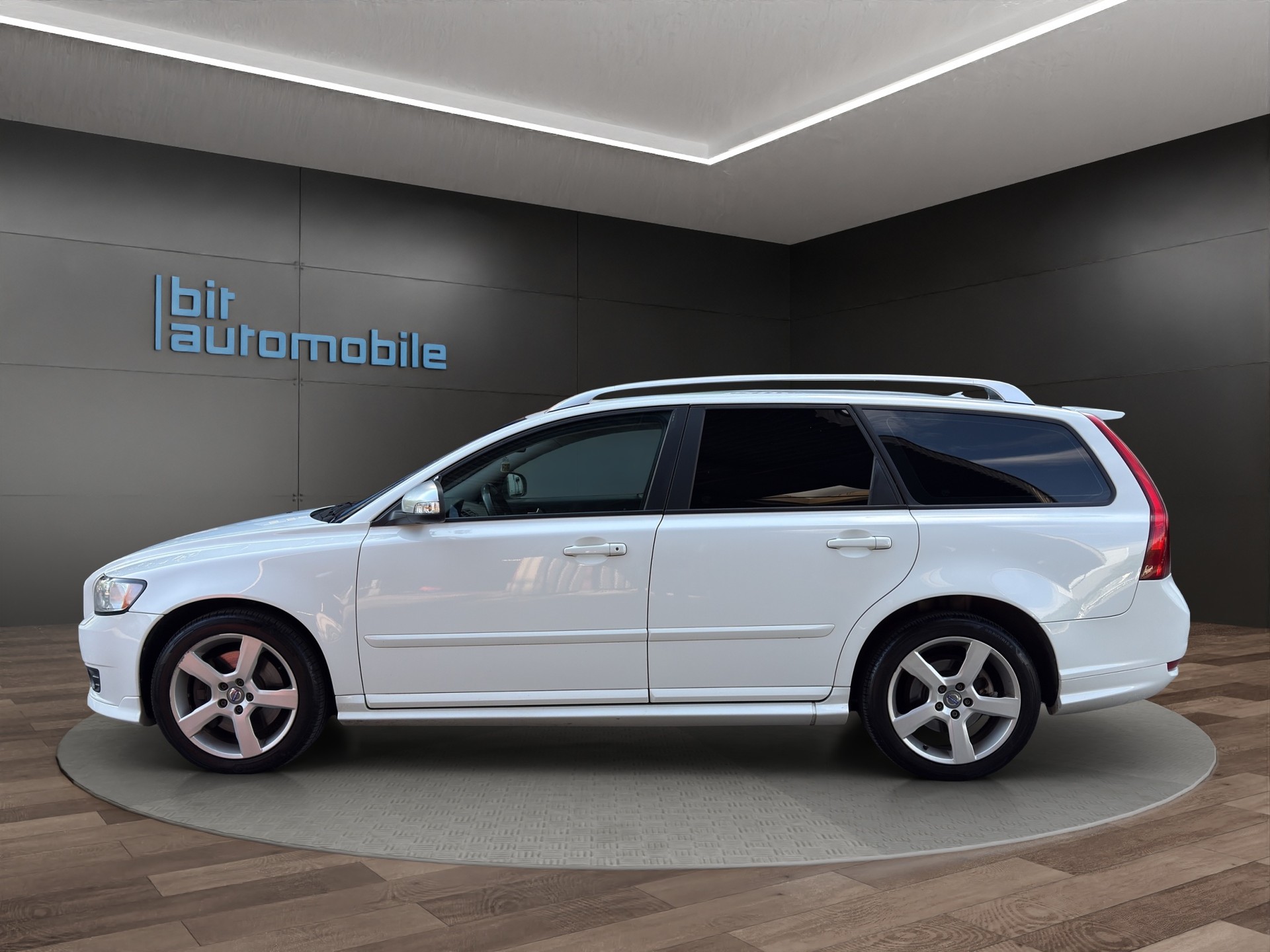VOLVO V50 D4 R-Design Editon-image-2