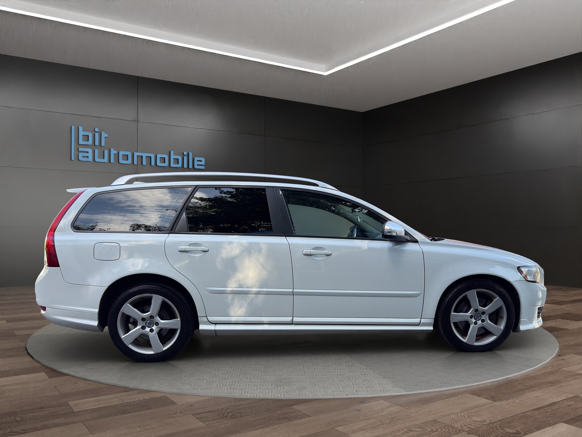 VOLVO V50 D4 R-Design Editon-image-8