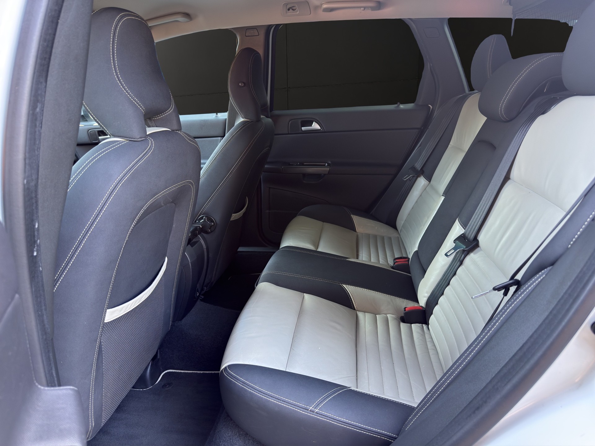 VOLVO V50 D4 R-Design Editon-image-11