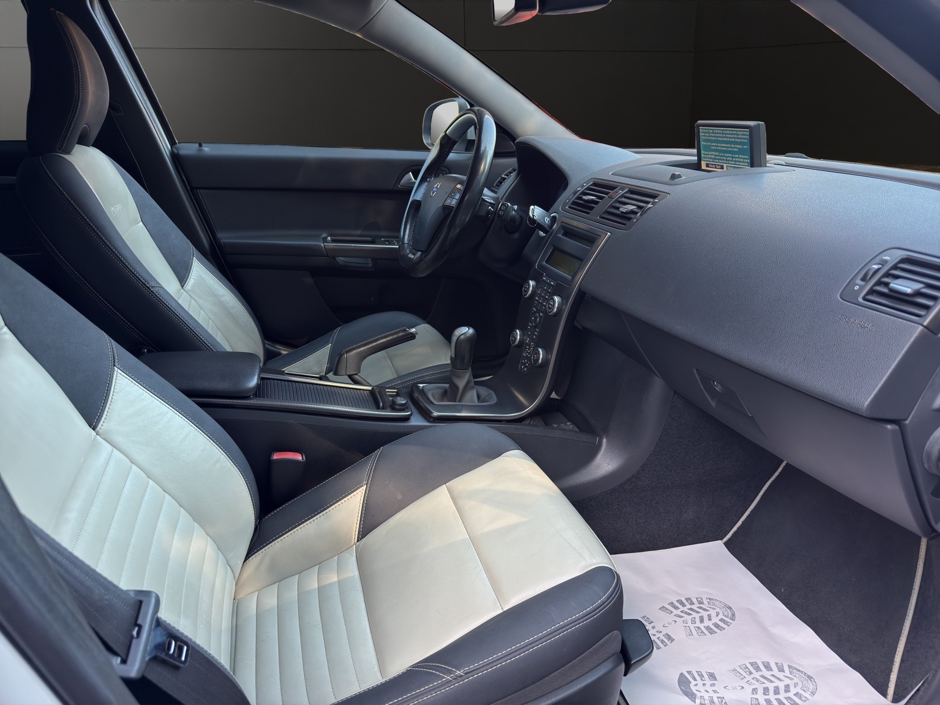 VOLVO V50 D4 R-Design Editon-image-13