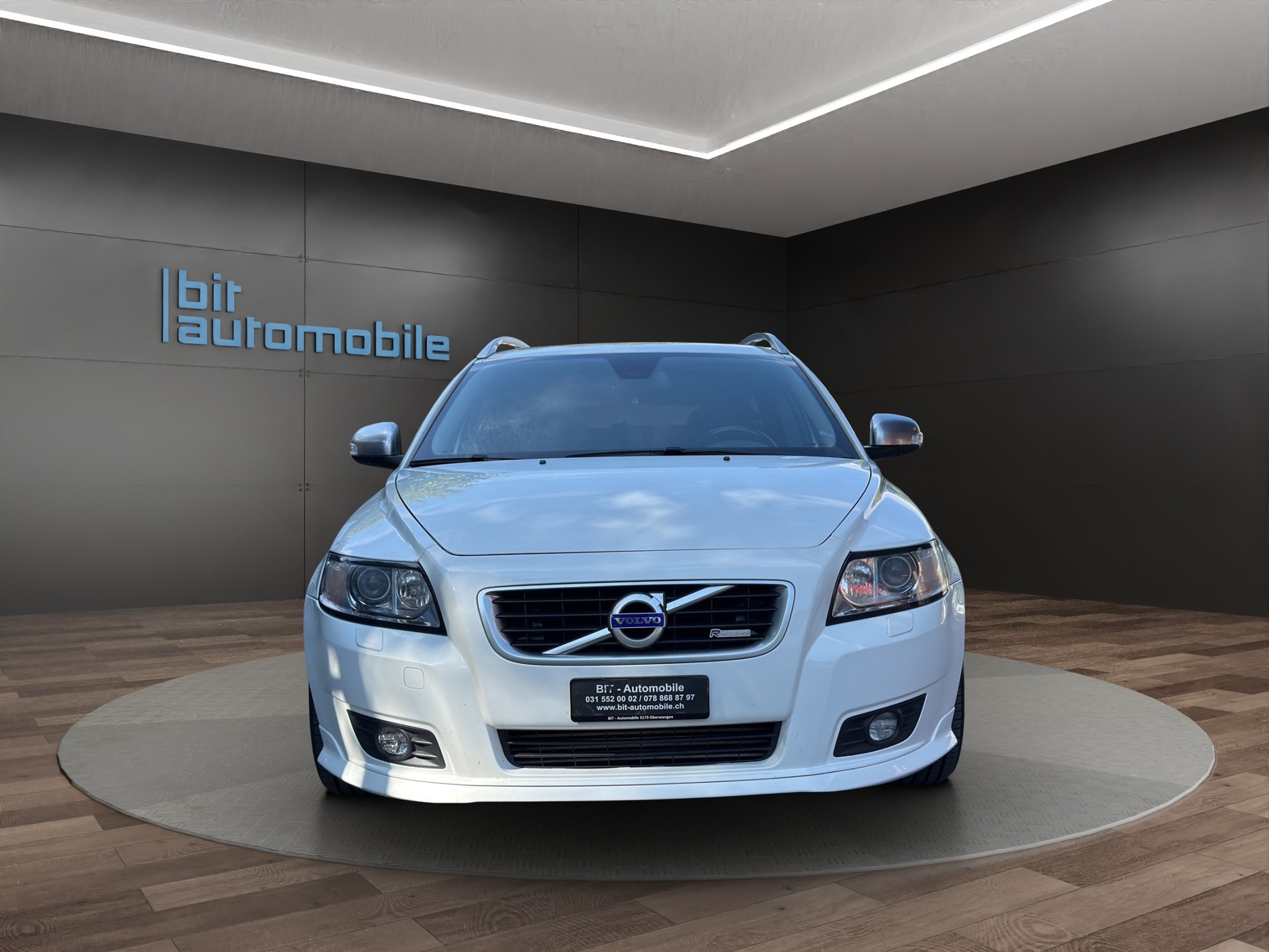 VOLVO V50 D4 R-Design Editon-image-1