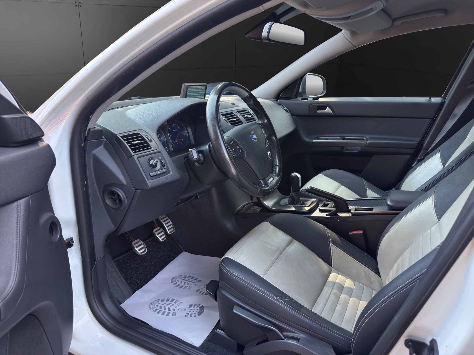 VOLVO V50 D4 R-Design Editon-image-10