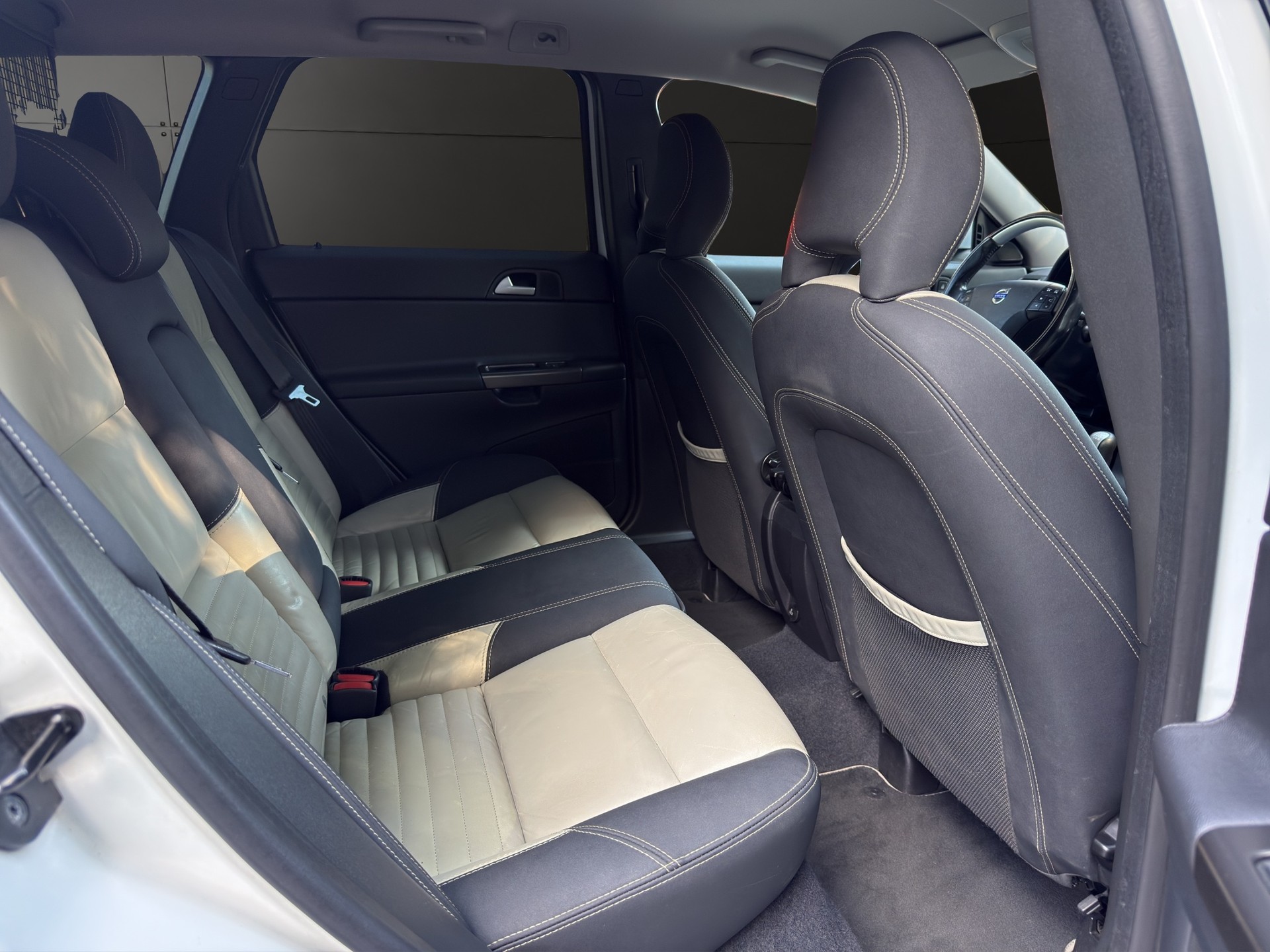 VOLVO V50 D4 R-Design Editon-image-14
