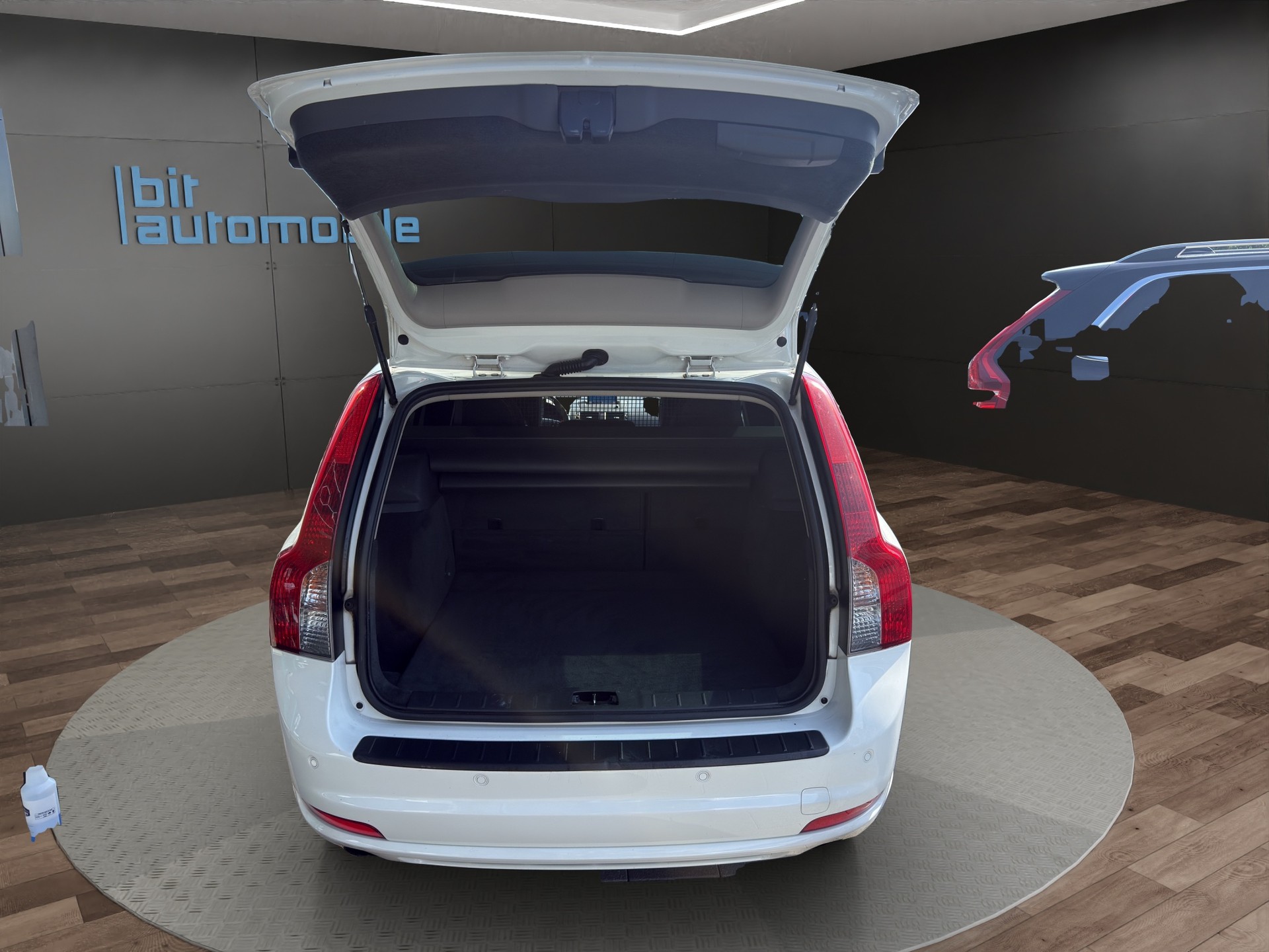 VOLVO V50 D4 R-Design Editon-image-6