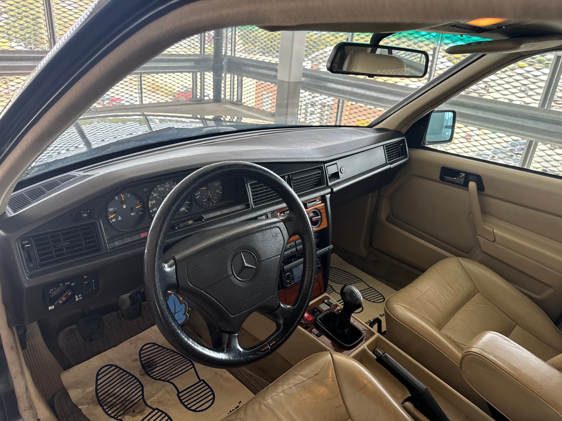 MERCEDES-BENZ 190 D 2.5 Turbo-image-8