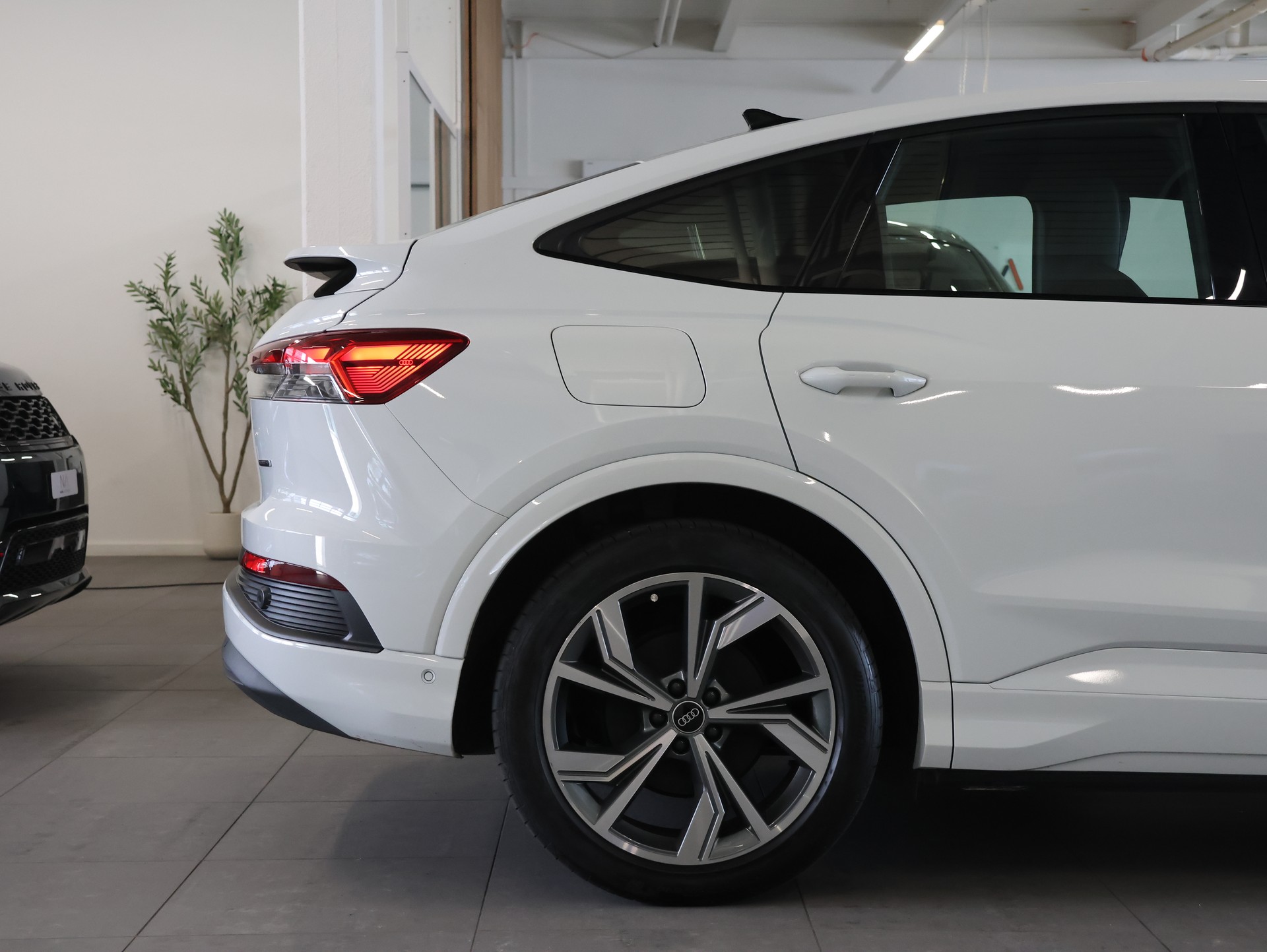 AUDI Q4 Sportback e-tron 45 quattro-image-9
