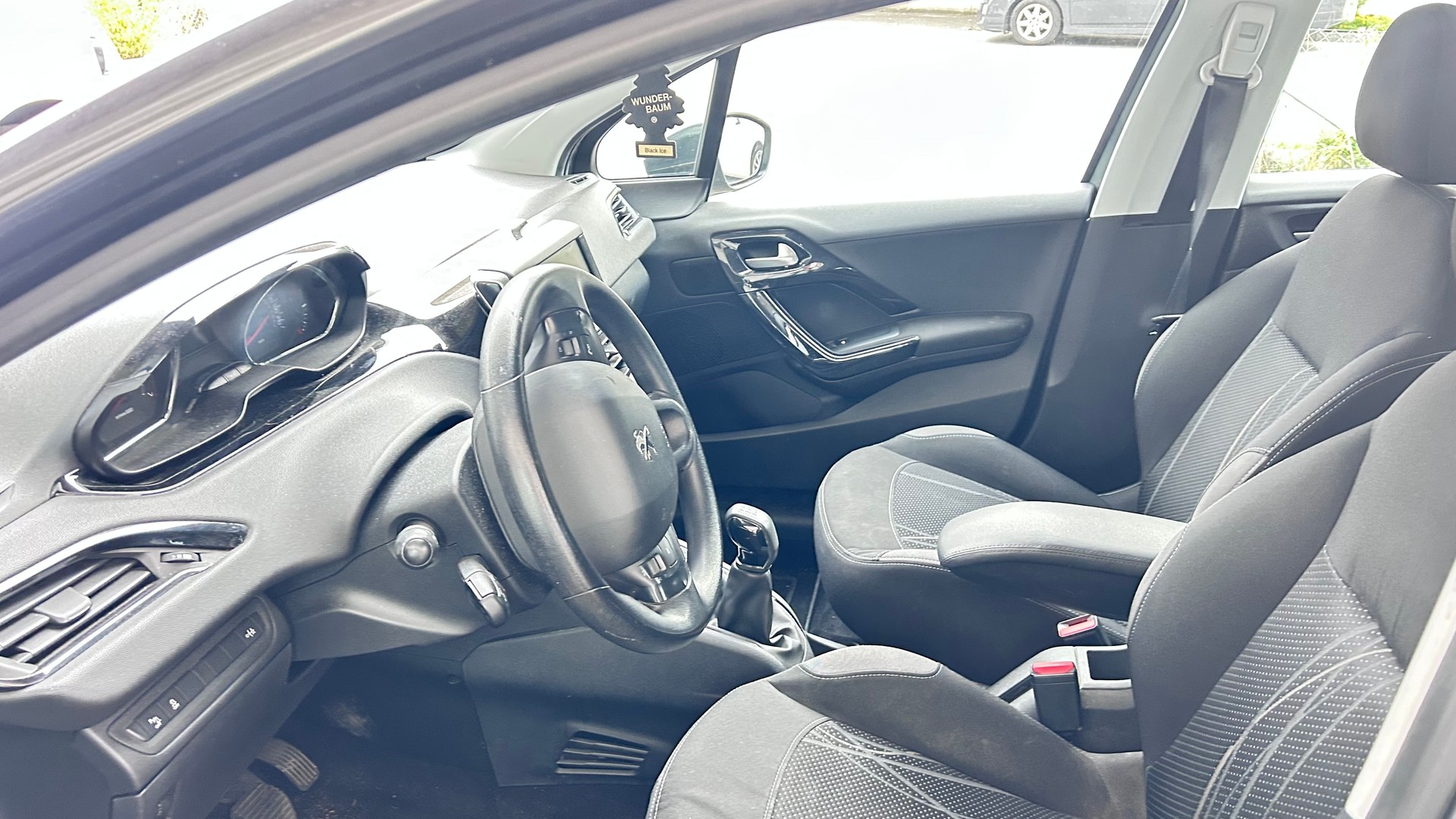 PEUGEOT 208 1.2 VTI Active-image-9