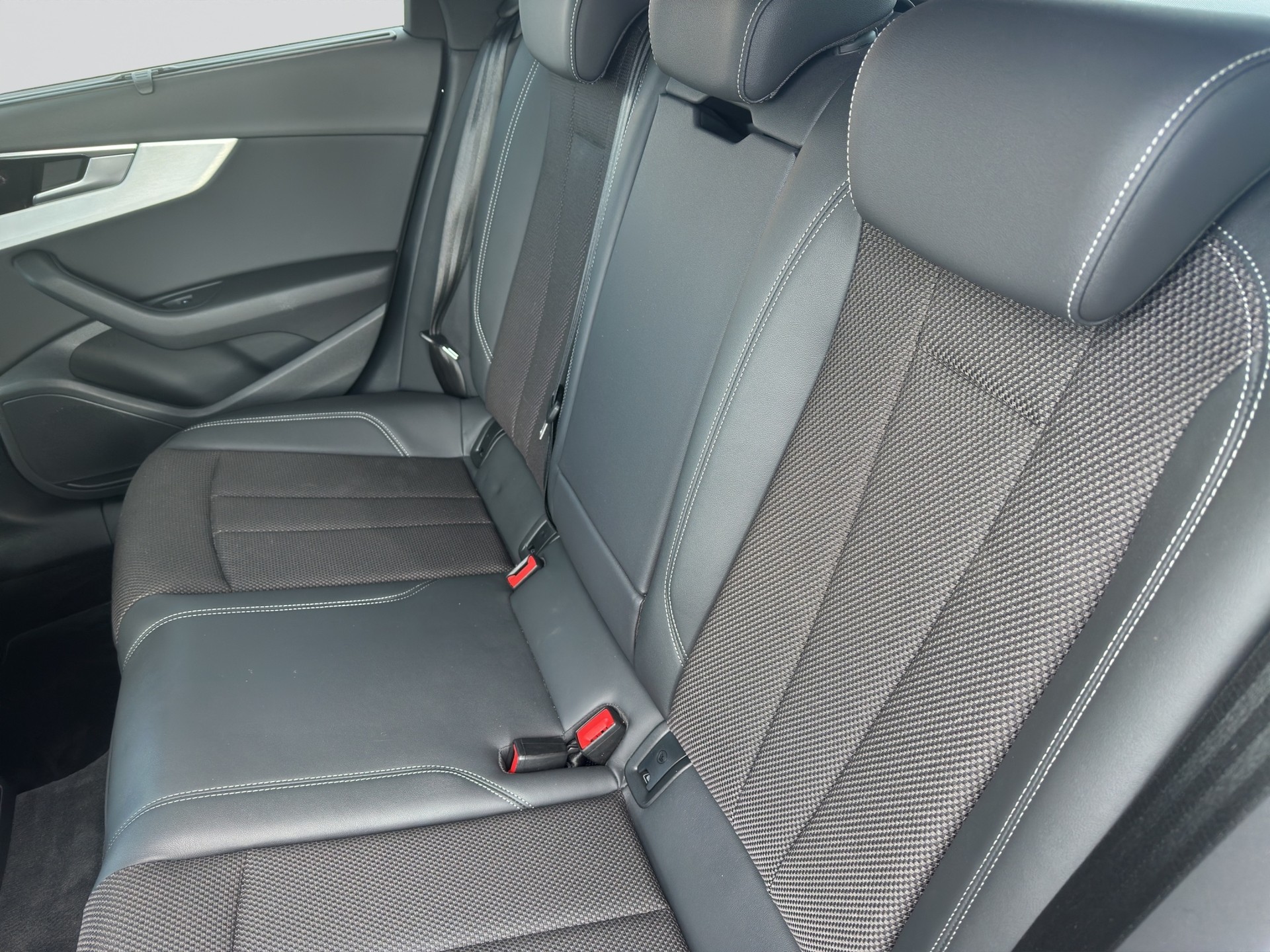 AUDI A4 Avant 40 TDI S-Line S-tronic-image-8