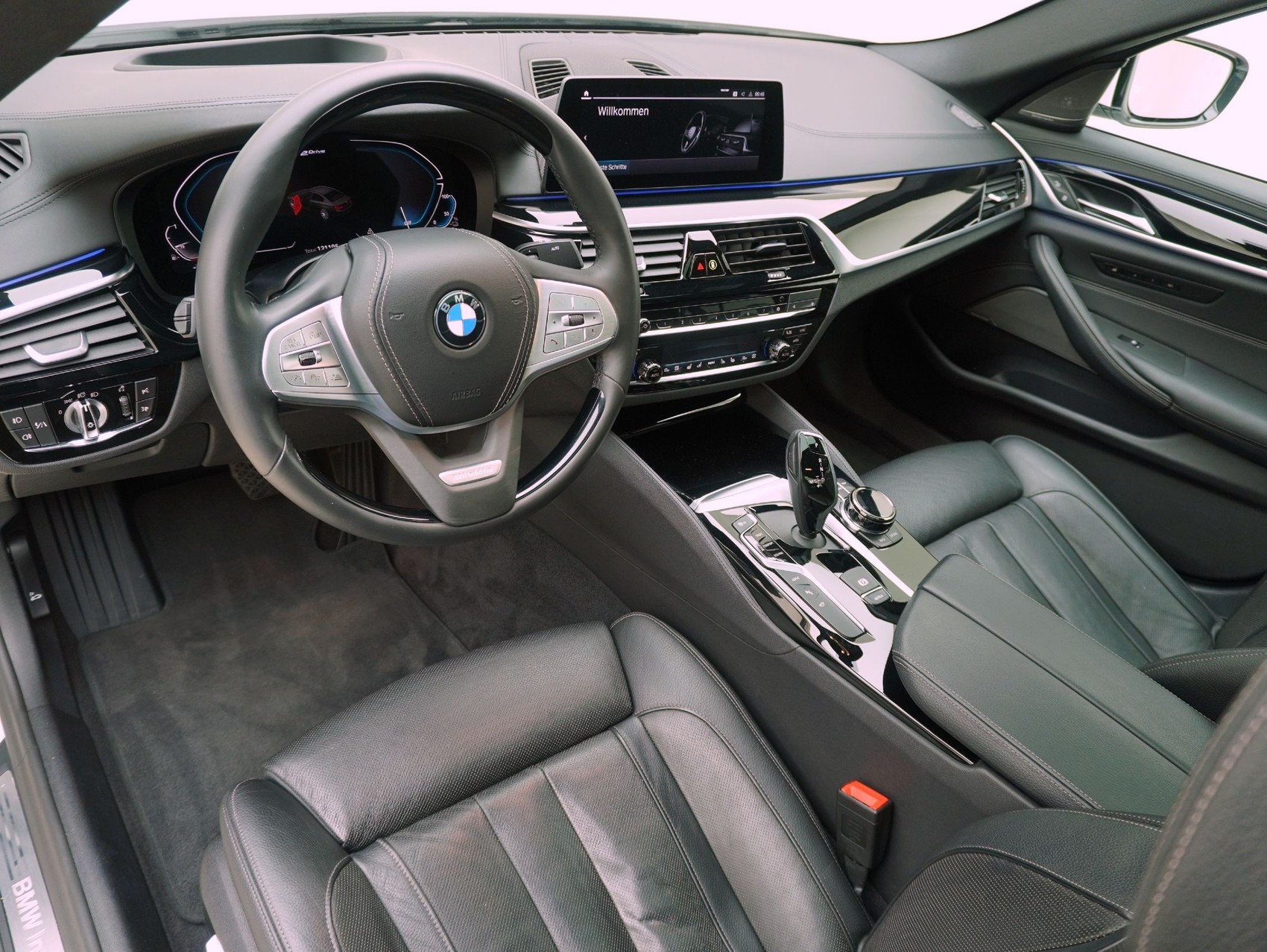 BMW 5er 530e xDrive Luxury Line-image-9