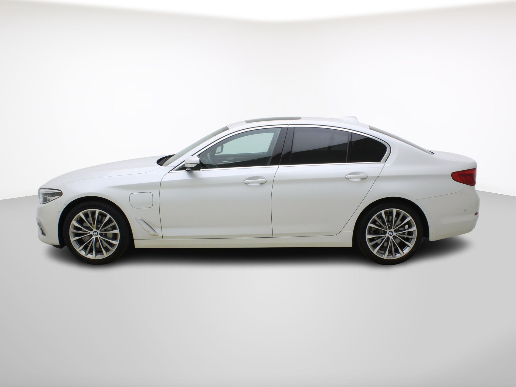 BMW 5er 530e xDrive Luxury Line-image-2