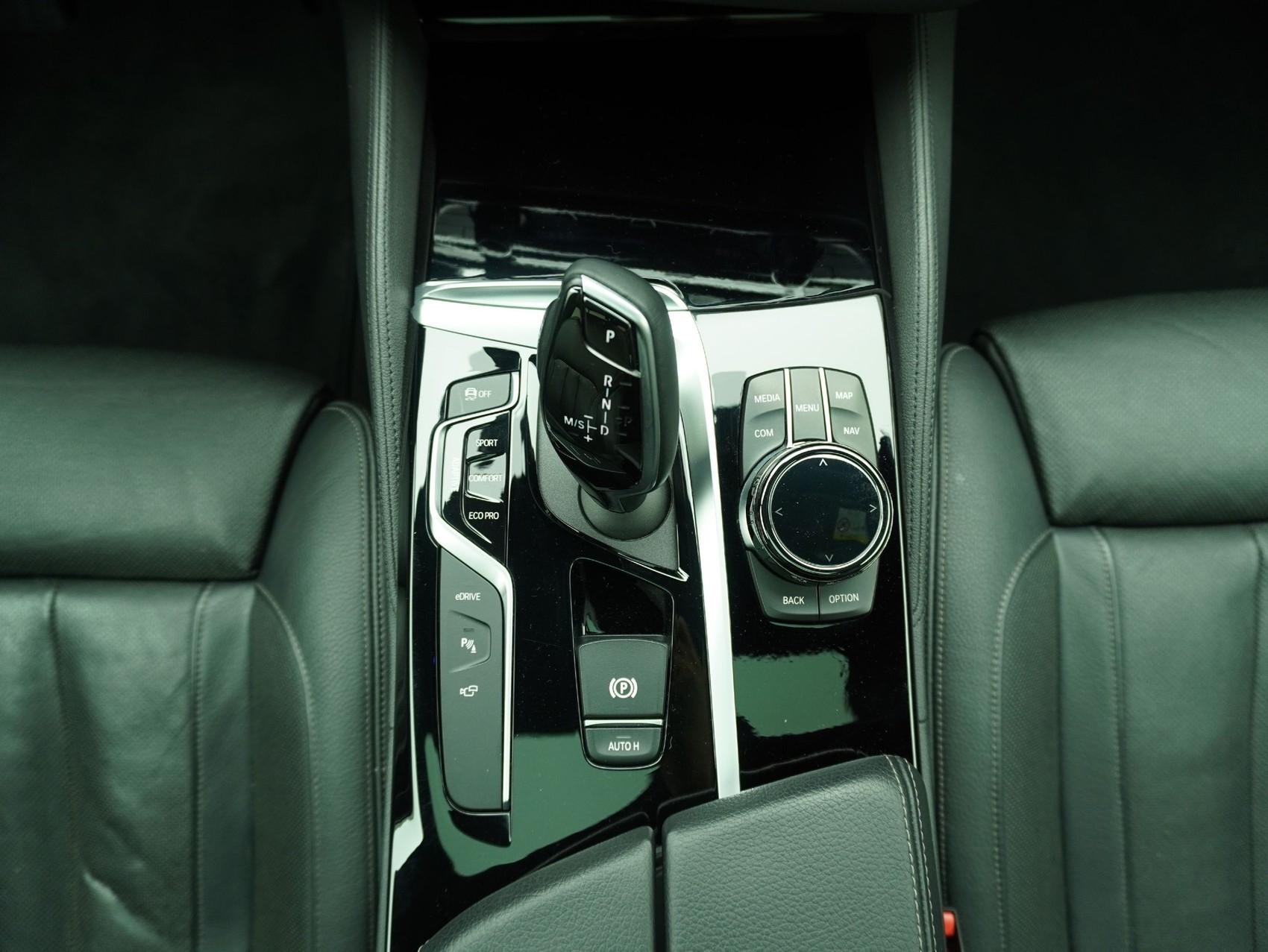 BMW 5er 530e xDrive Luxury Line-image-14