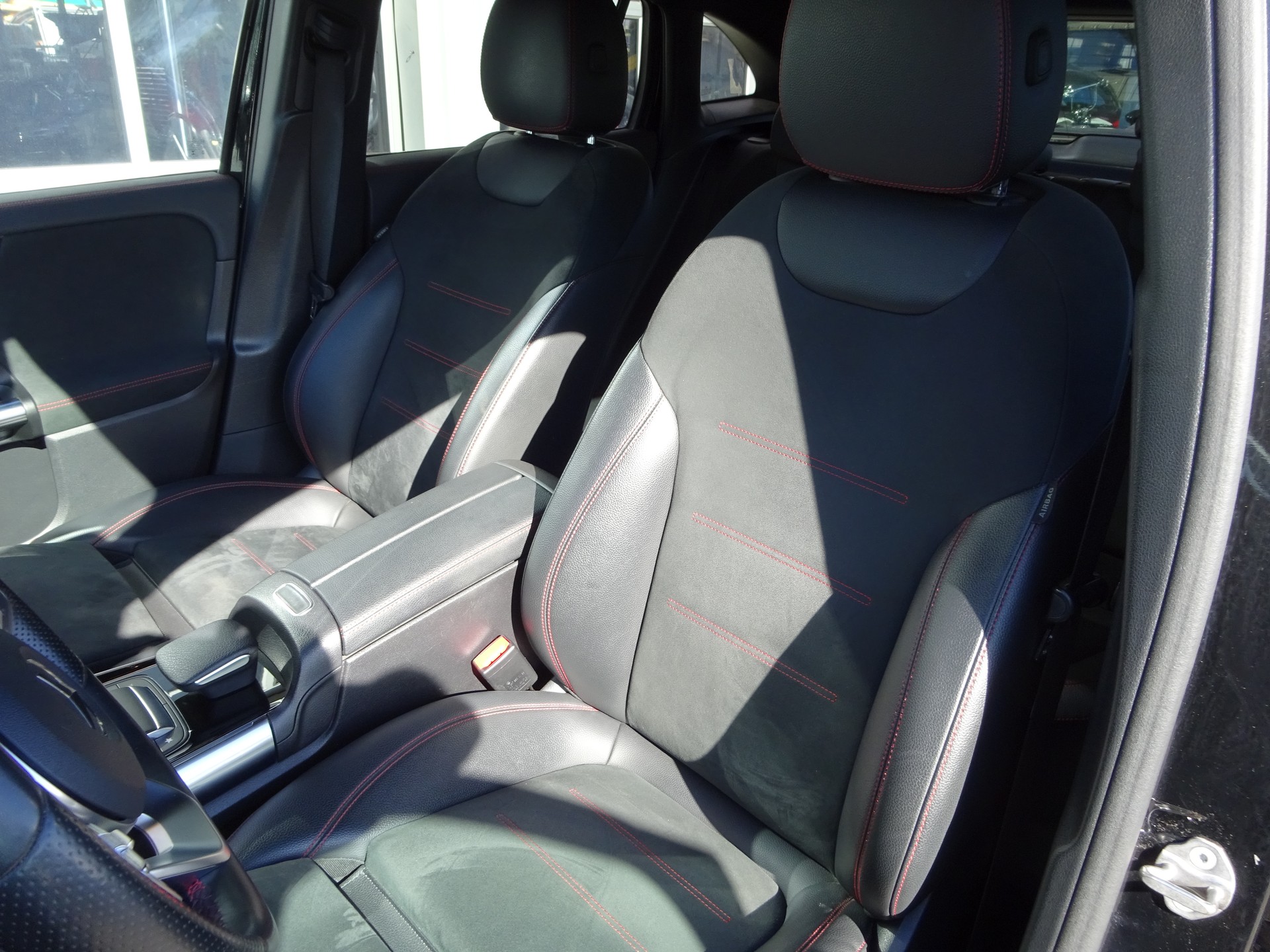 MERCEDES-BENZ GLA 200 AMG Line 7G-DCT-image-6