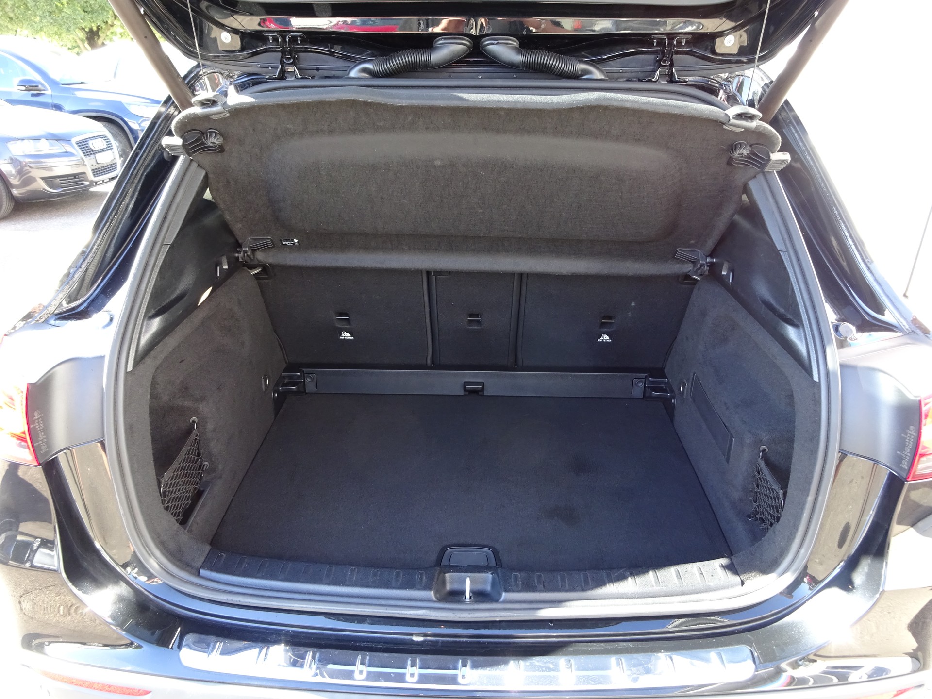 MERCEDES-BENZ GLA 200 AMG Line 7G-DCT-image-13