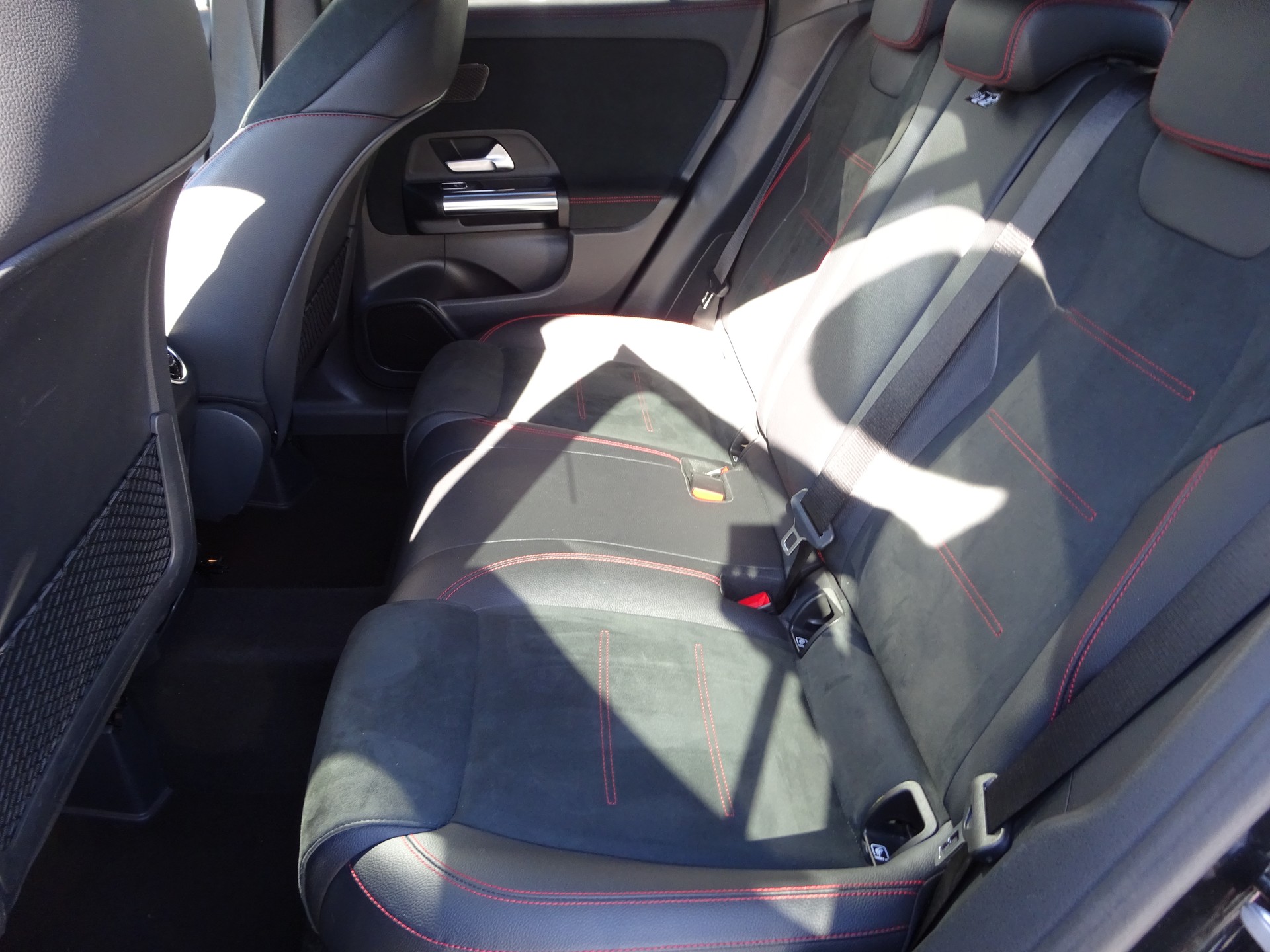 MERCEDES-BENZ GLA 200 AMG Line 7G-DCT-image-11