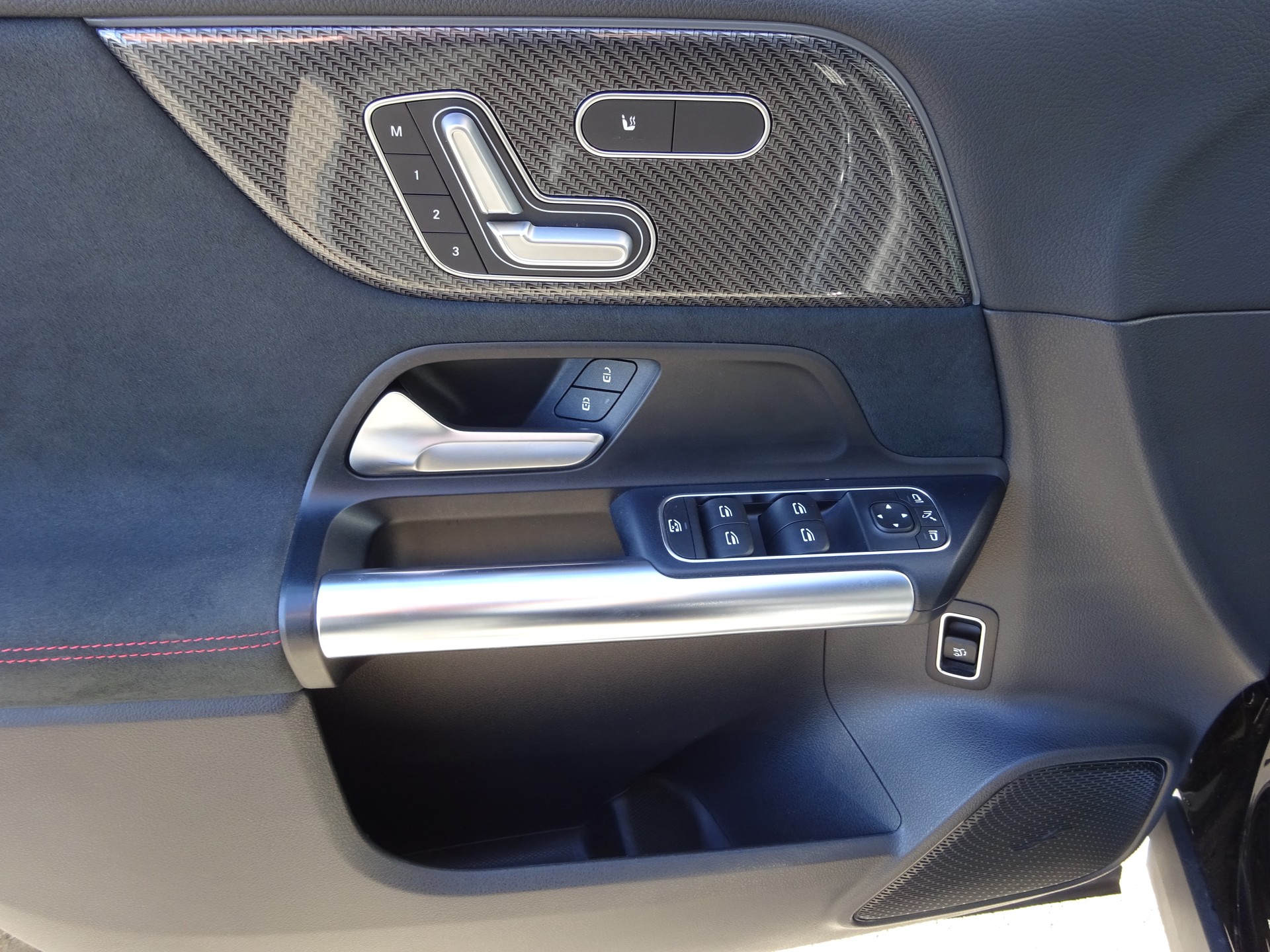 MERCEDES-BENZ GLA 200 AMG Line 7G-DCT-image-9