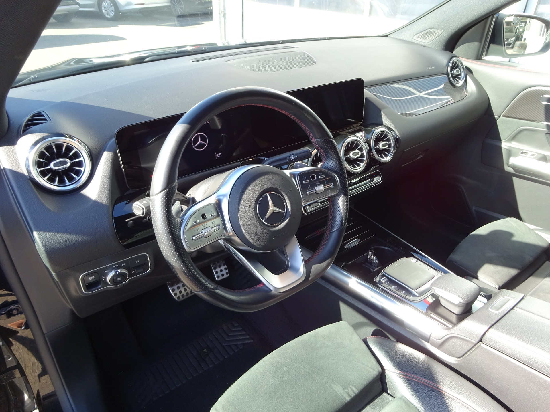 MERCEDES-BENZ GLA 200 AMG Line 7G-DCT-image-7