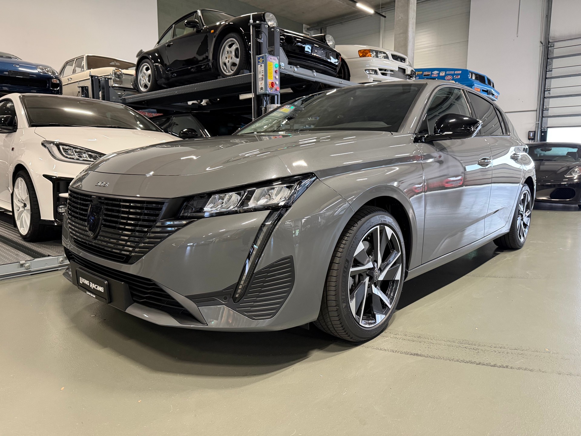 PEUGEOT 308 1.2 Hybrid 136 Allure-image-1