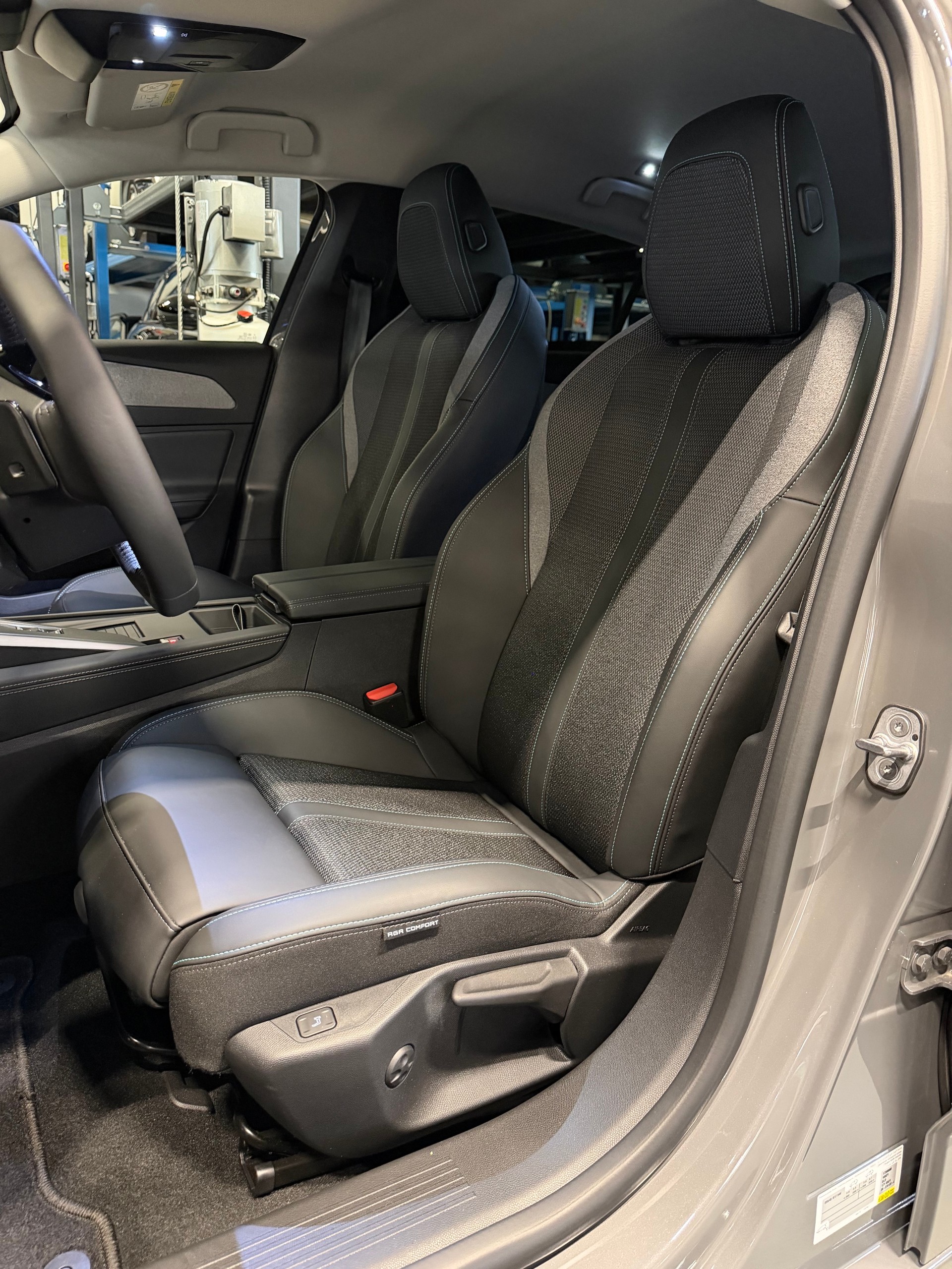 PEUGEOT 308 1.2 Hybrid 136 Allure-image-8