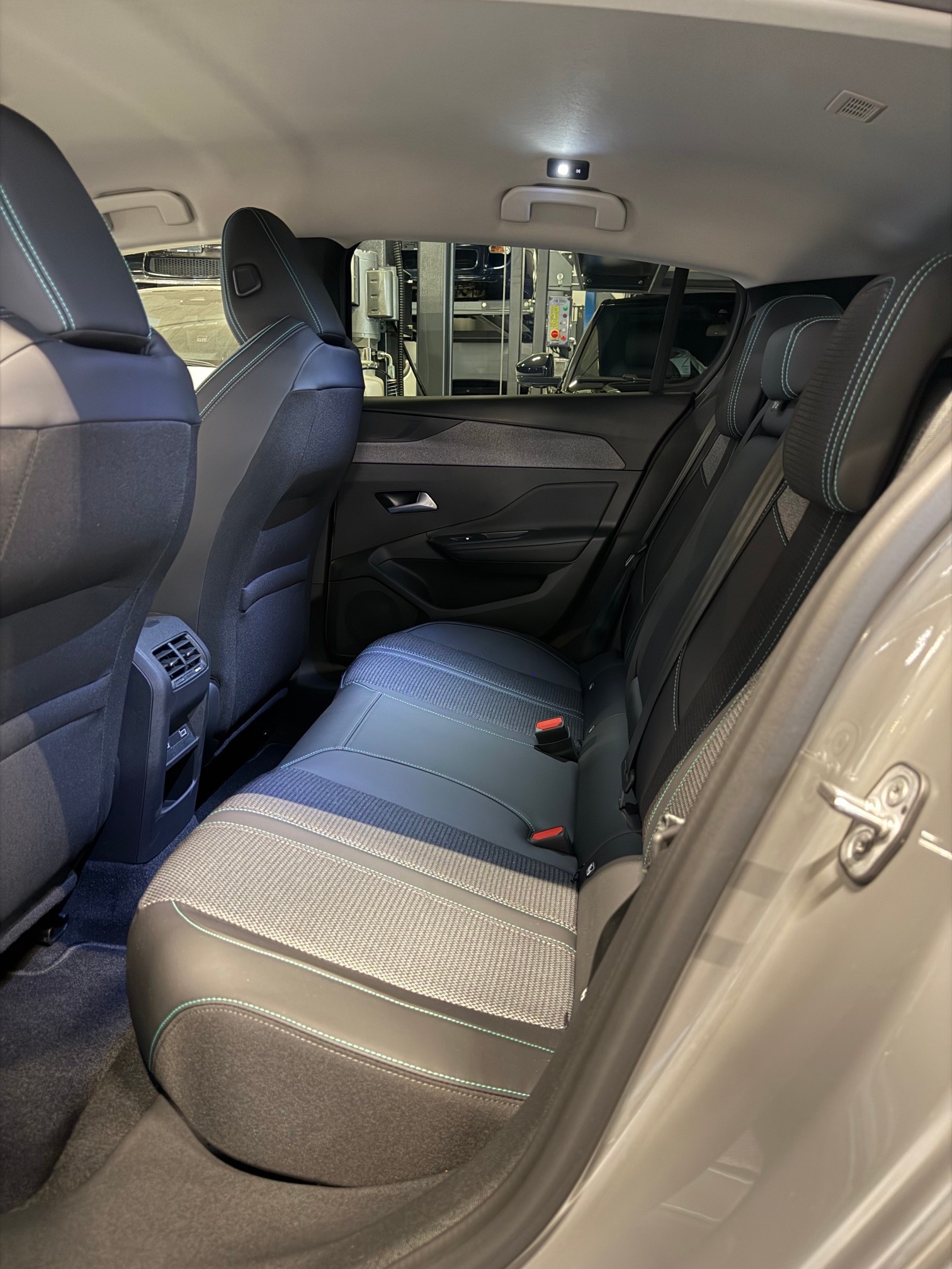 PEUGEOT 308 1.2 Hybrid 136 Allure-image-9