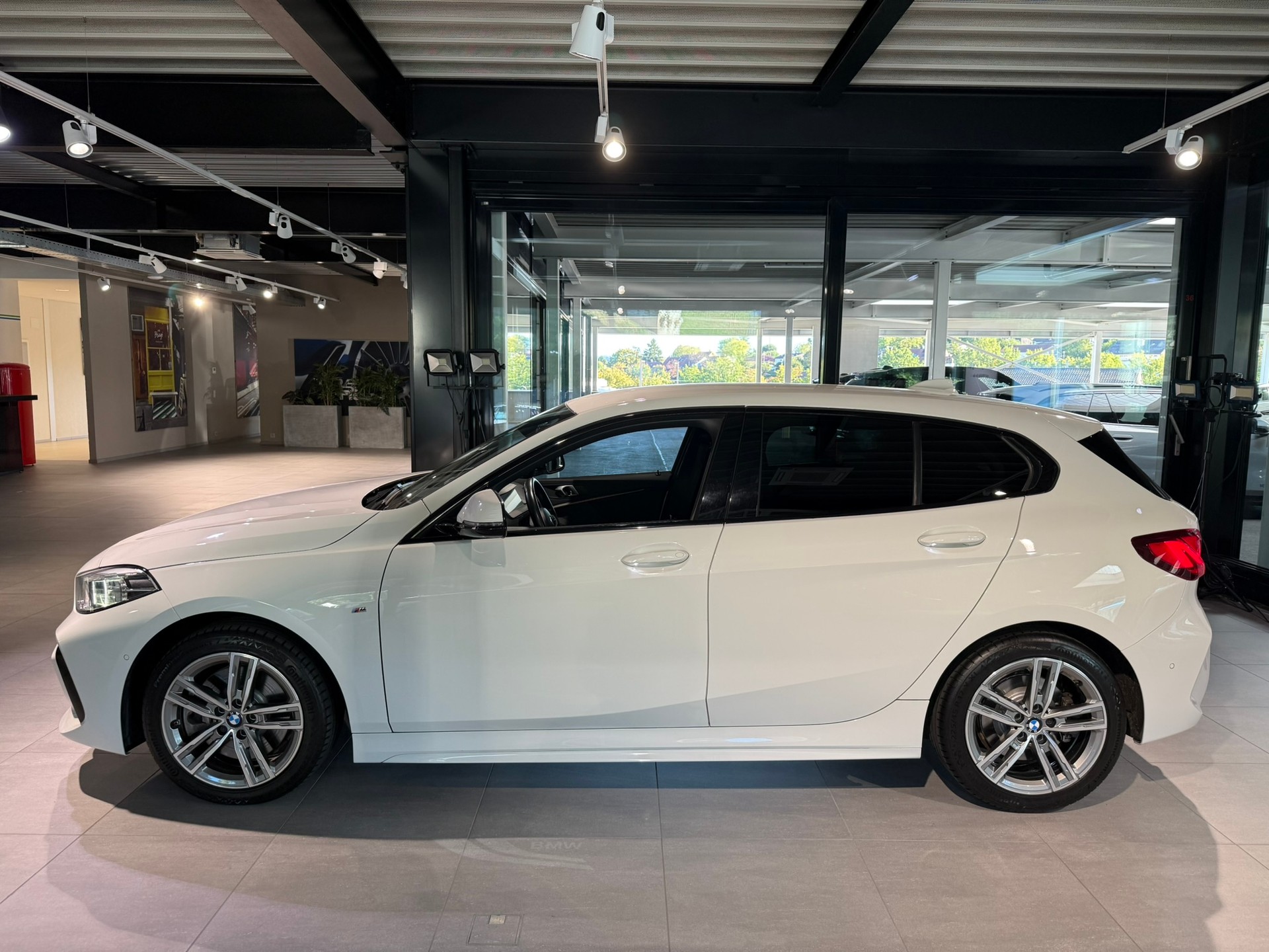 BMW 120i M Sport Steptronic-image-2