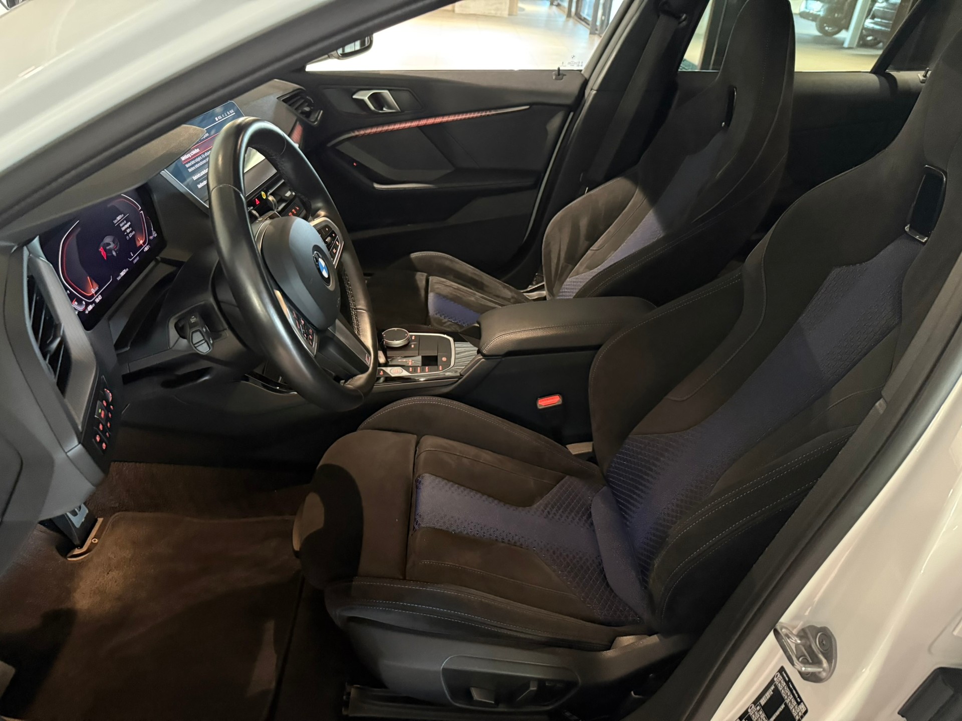 BMW 120i M Sport Steptronic-image-11