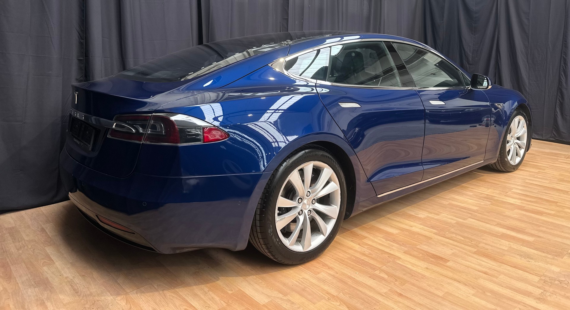 TESLA Model S 90 D-image-4