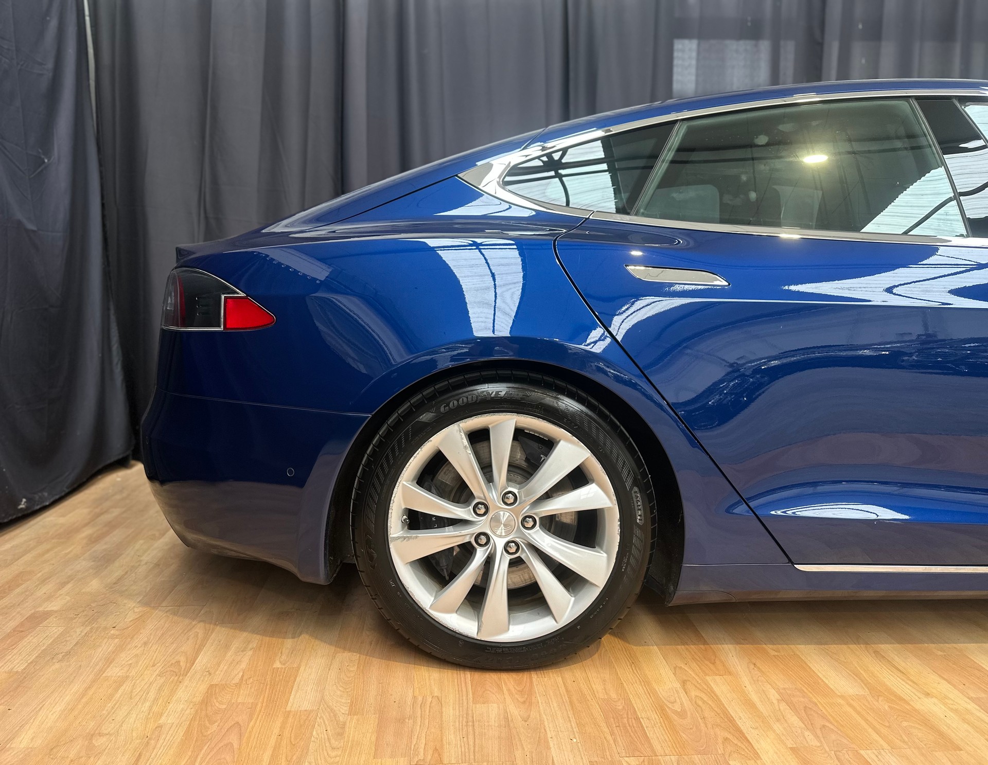TESLA Model S 90 D-image-3