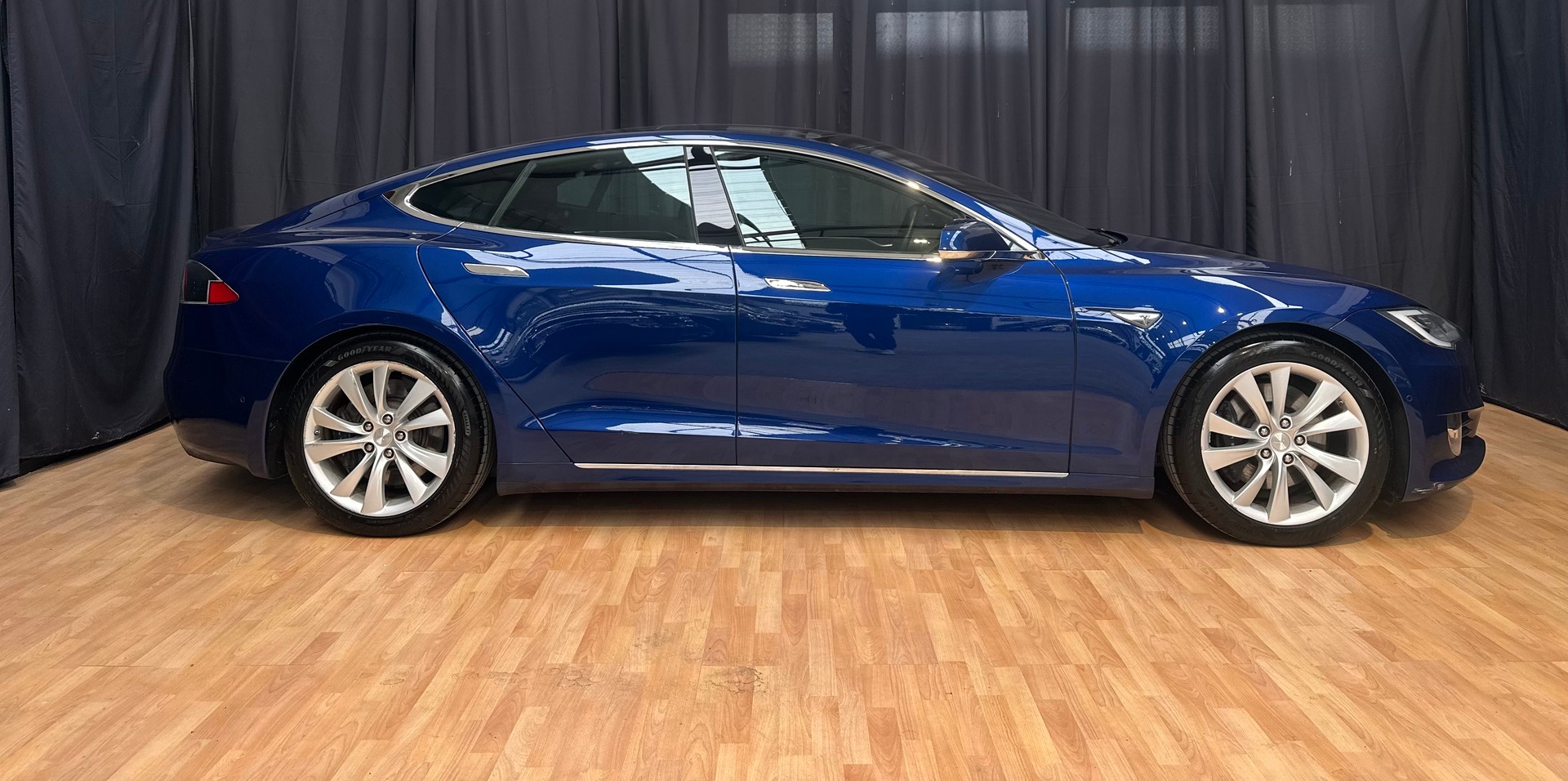 TESLA Model S 90 D-image-2