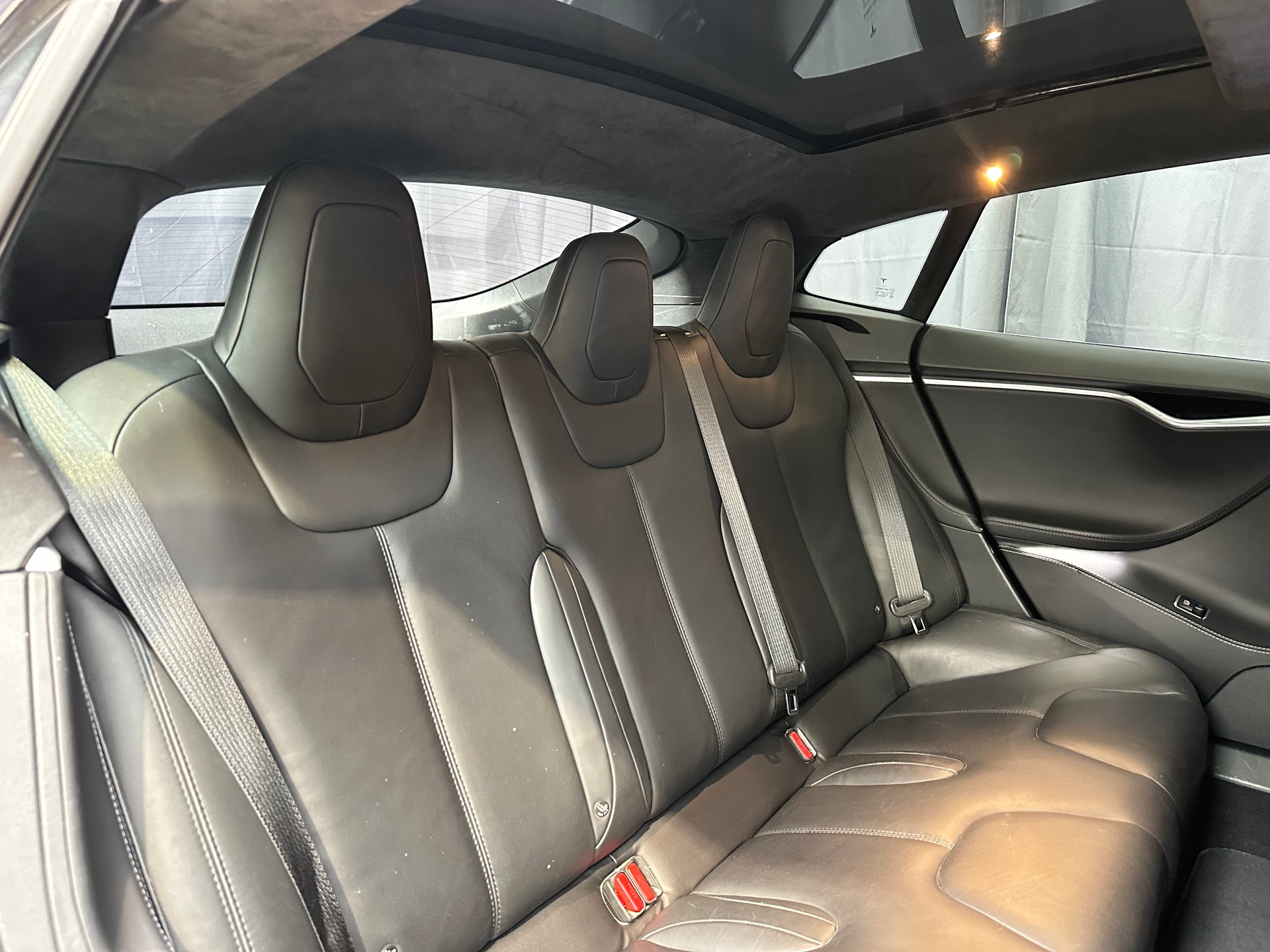 TESLA Model S 90 D-image-8