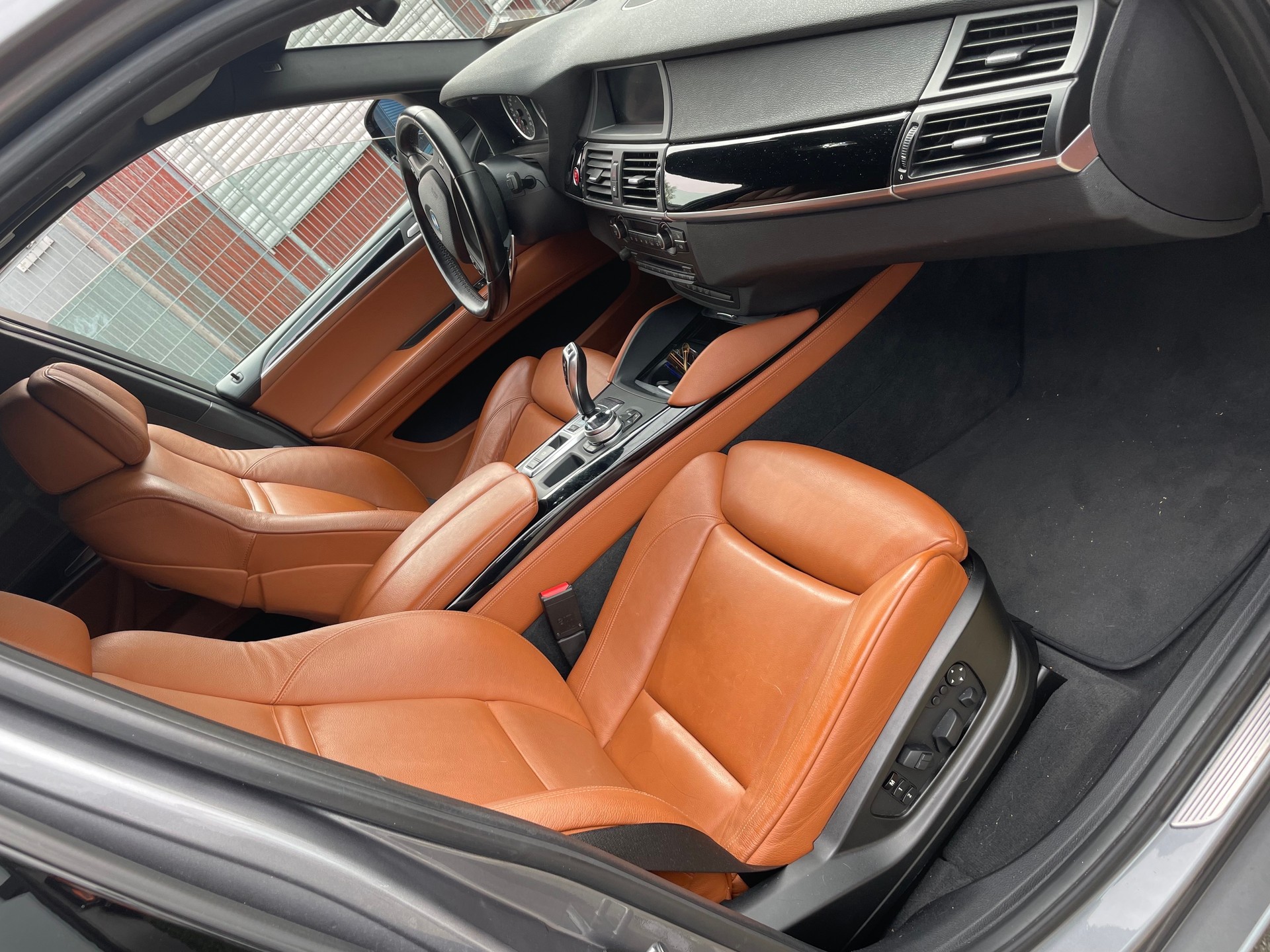 BMW X5M-image-5