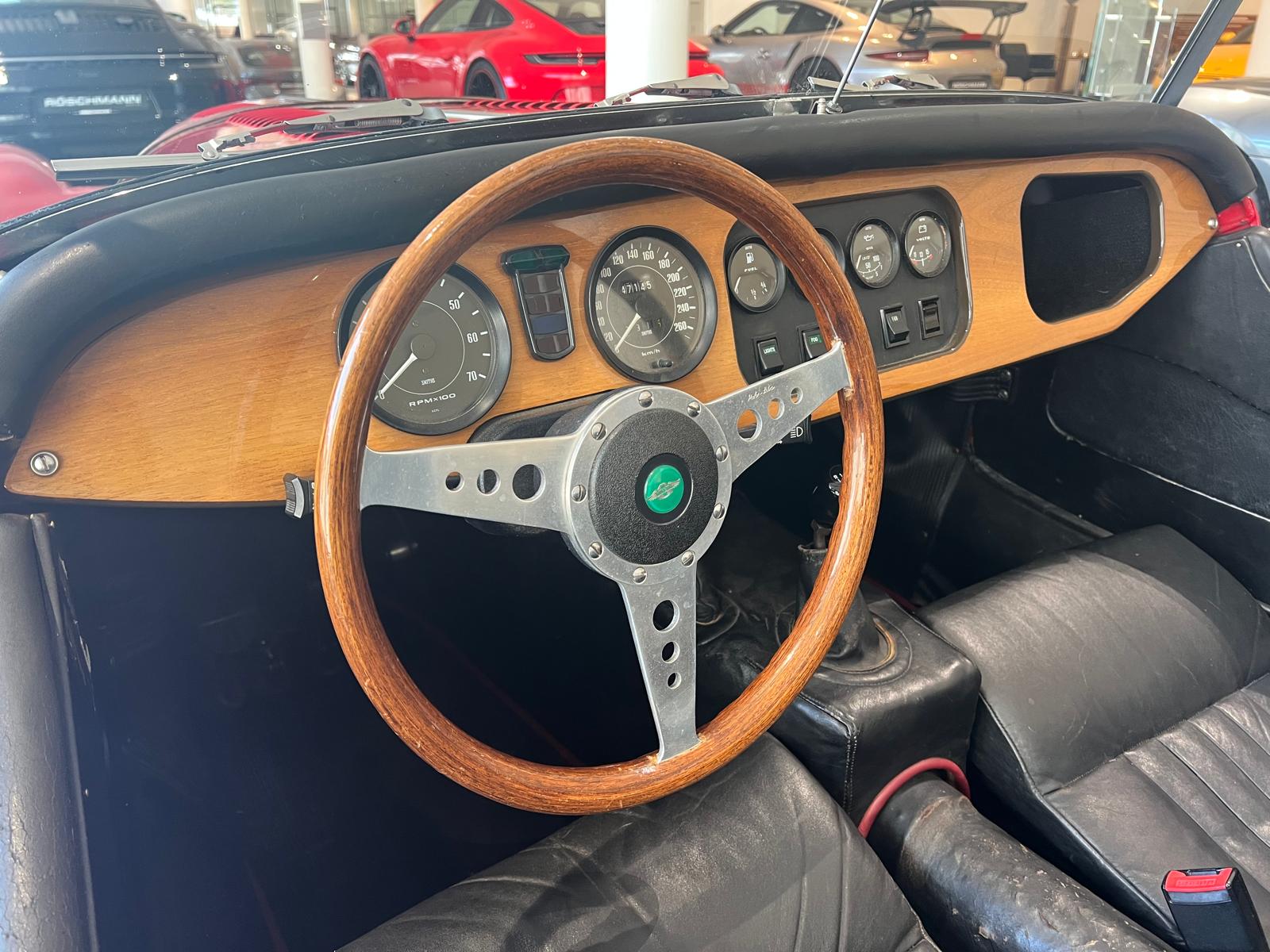 MORGAN PLUS 8-showroom-element-3