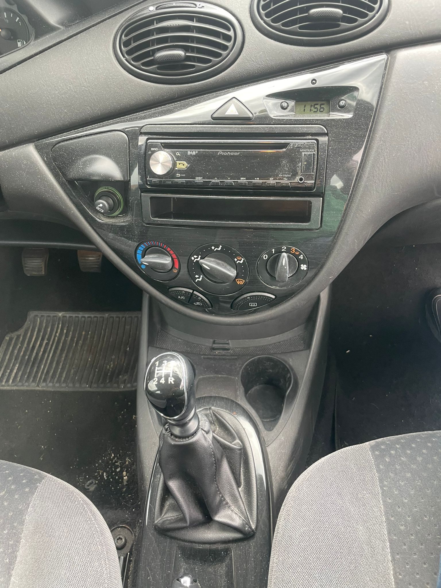 FORD Focus 2.0i 16V-image-8