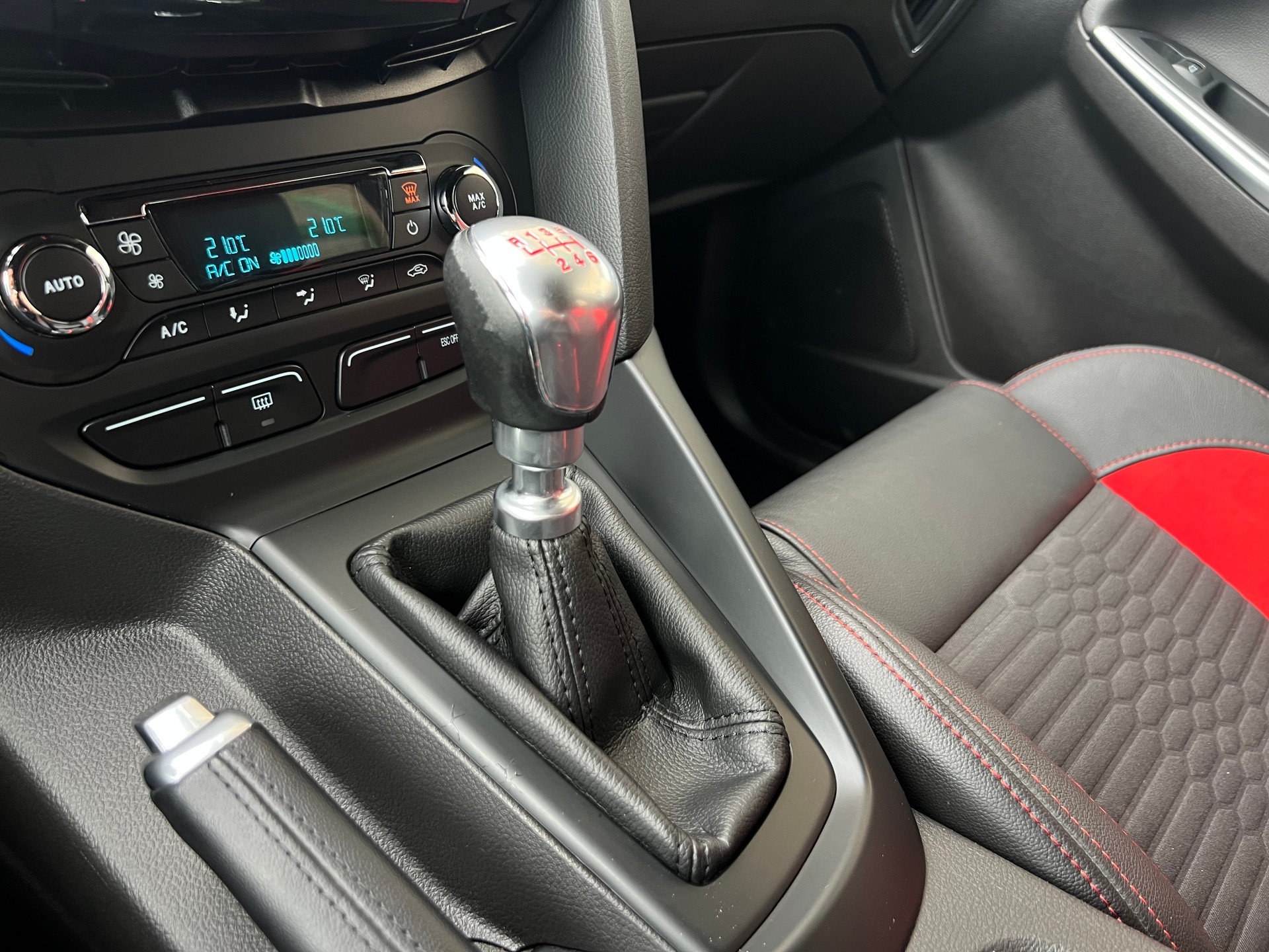 FORD Focus 2.0 SCTi ST-2-image-16