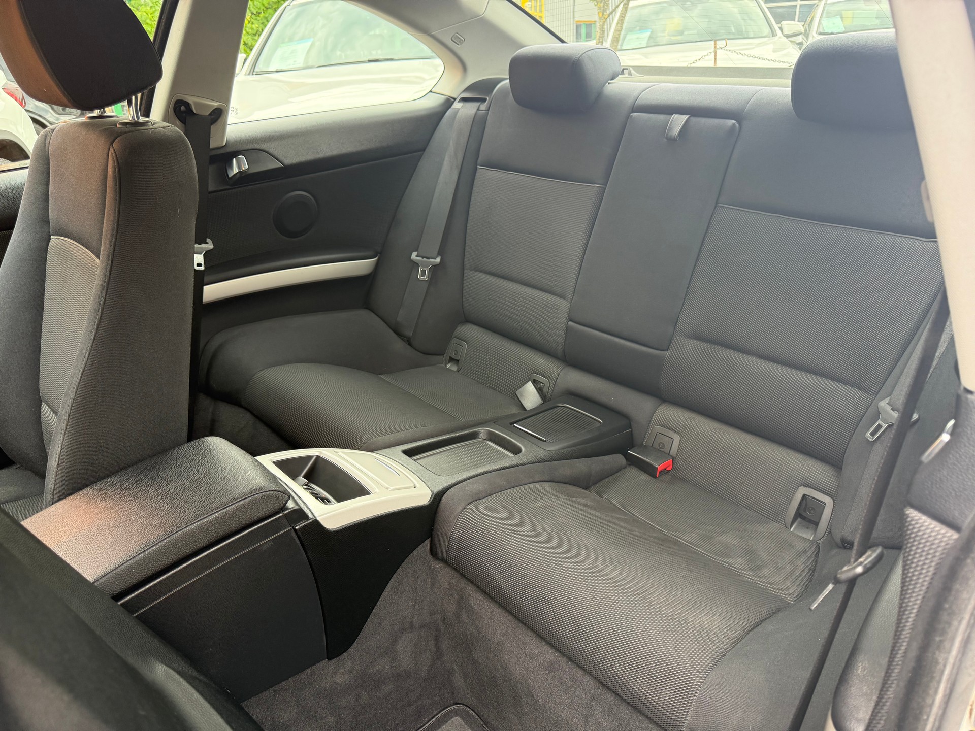 BMW 318i-image-6