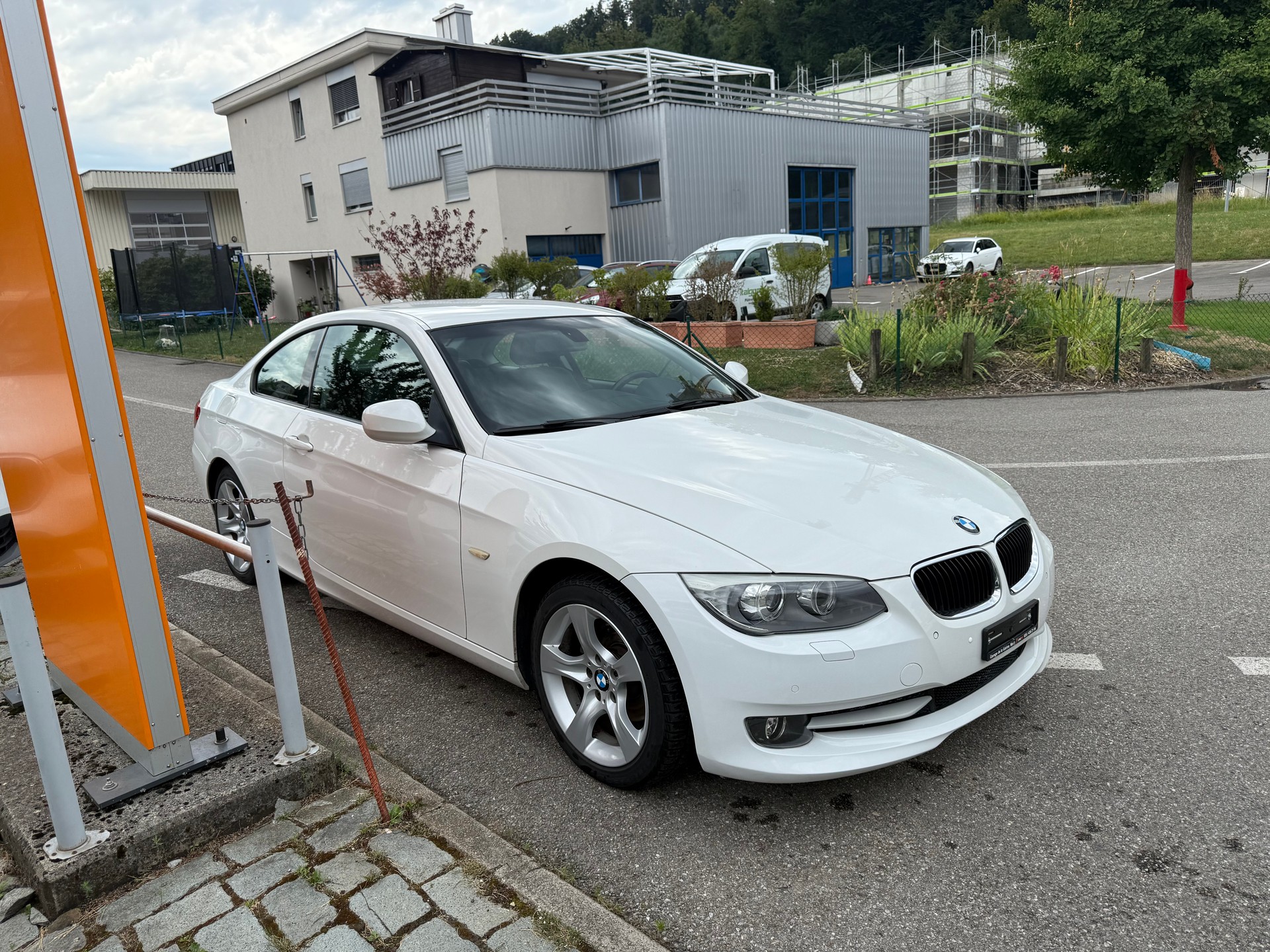 BMW 318i-image-1