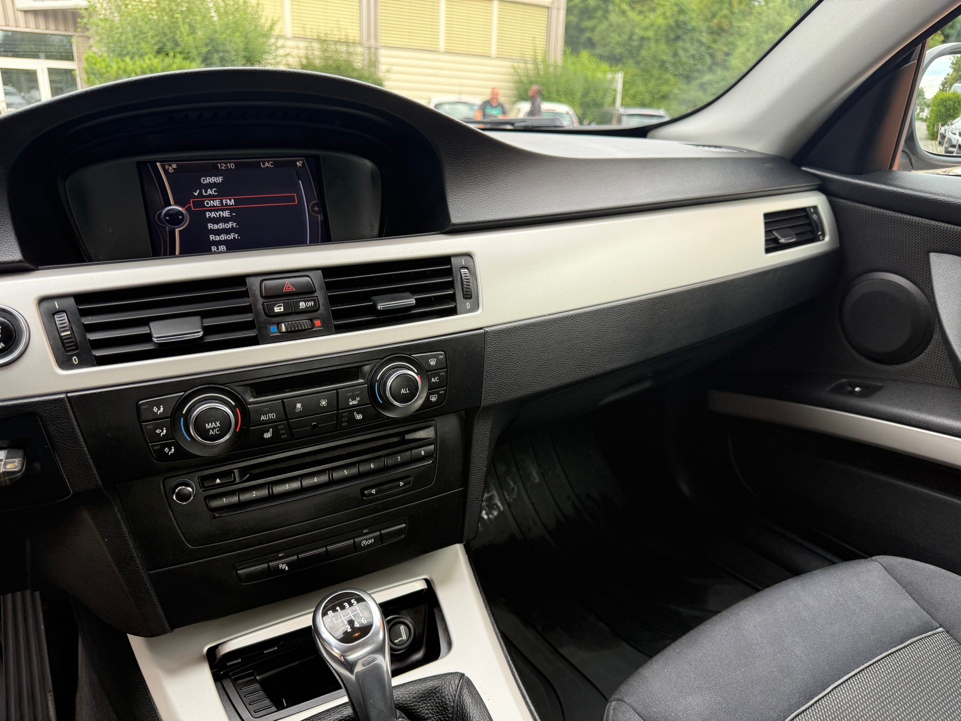BMW 318i-image-8