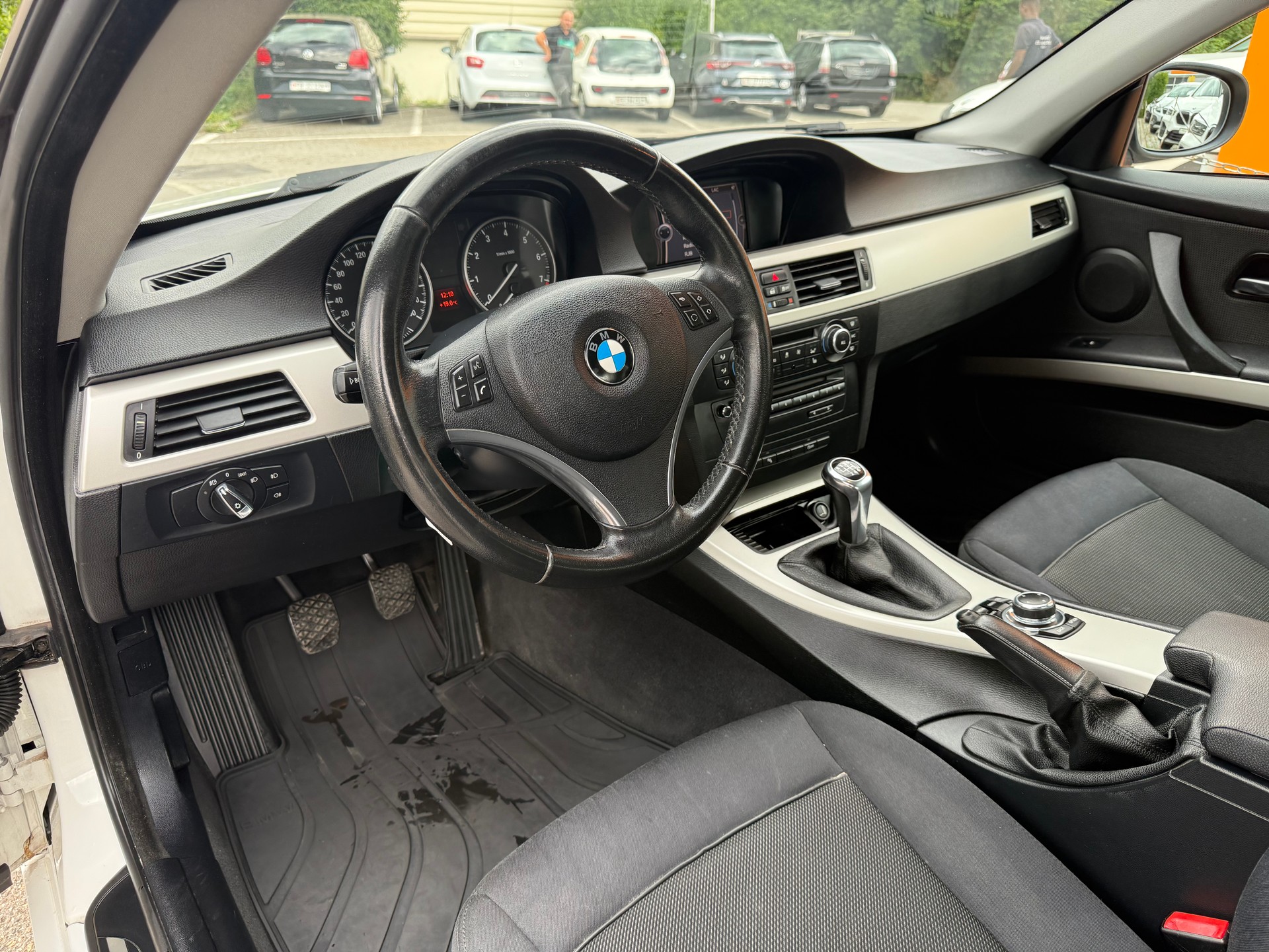 BMW 318i-image-5