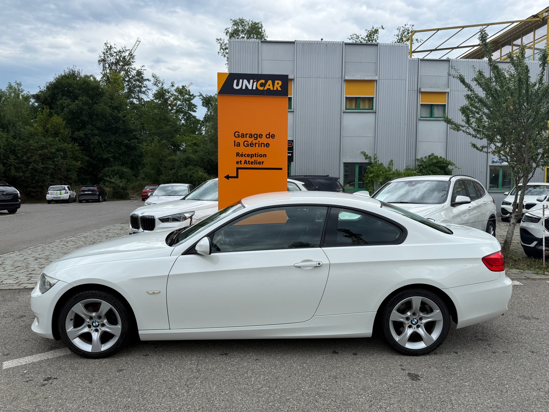 BMW 318i-image-2