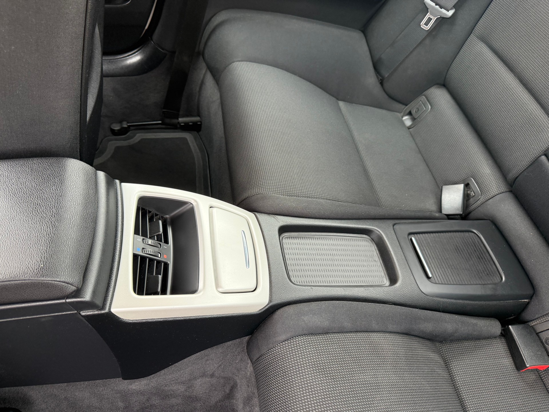 BMW 318i-image-7