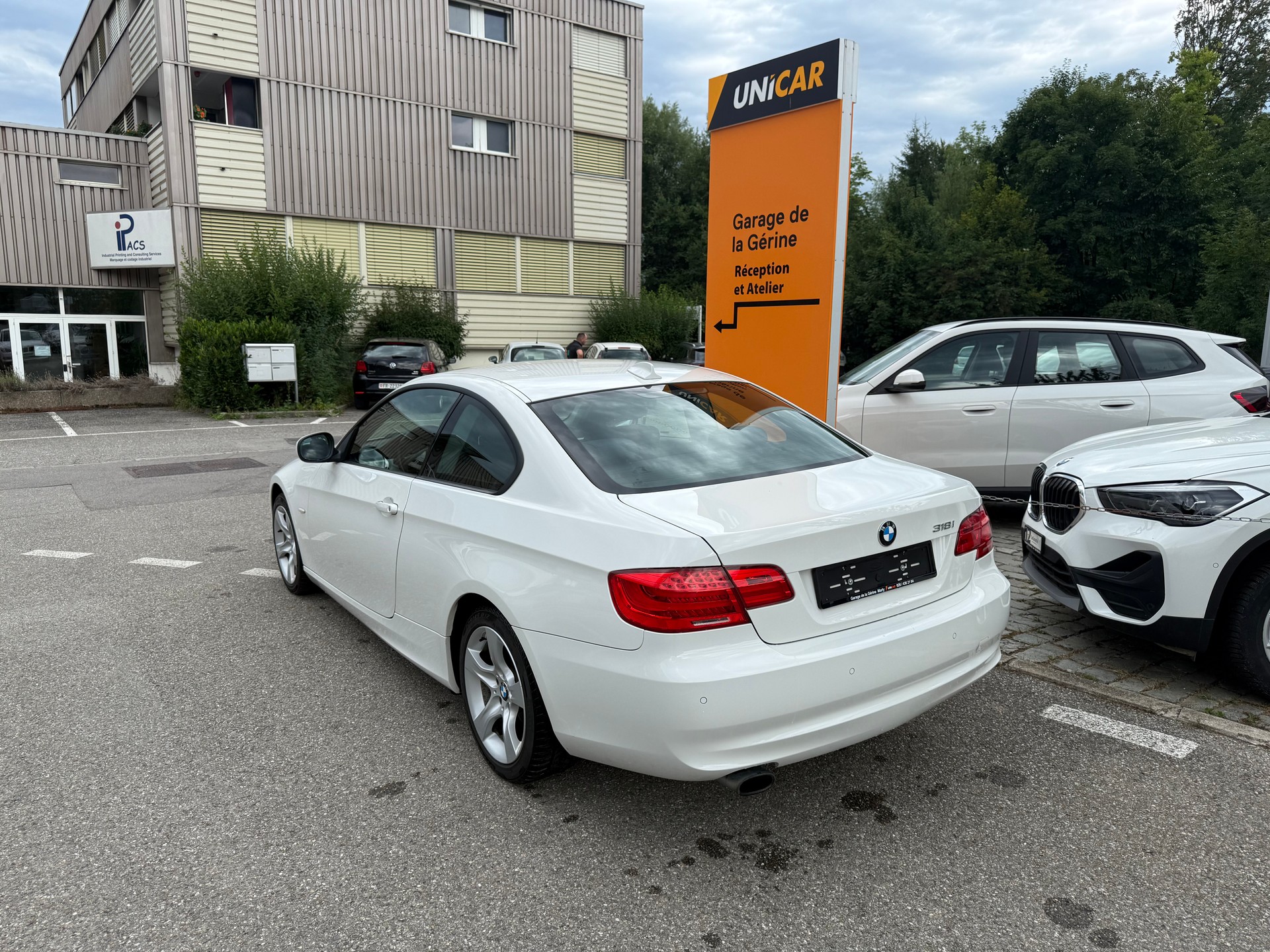 BMW 318i-image-3