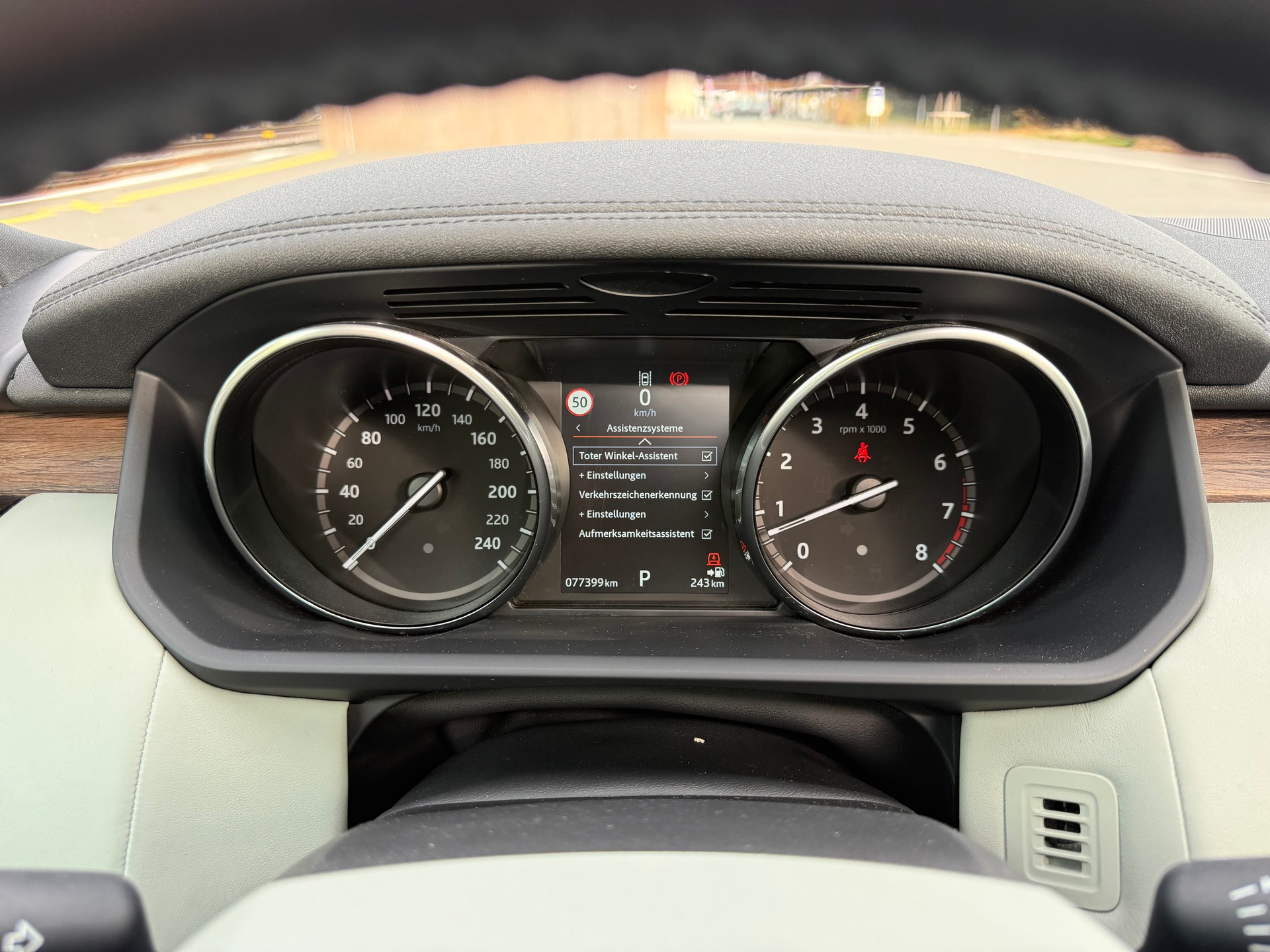 LAND ROVER Discovery 3.0 Si6 HSE Luxury Automatic-image-10