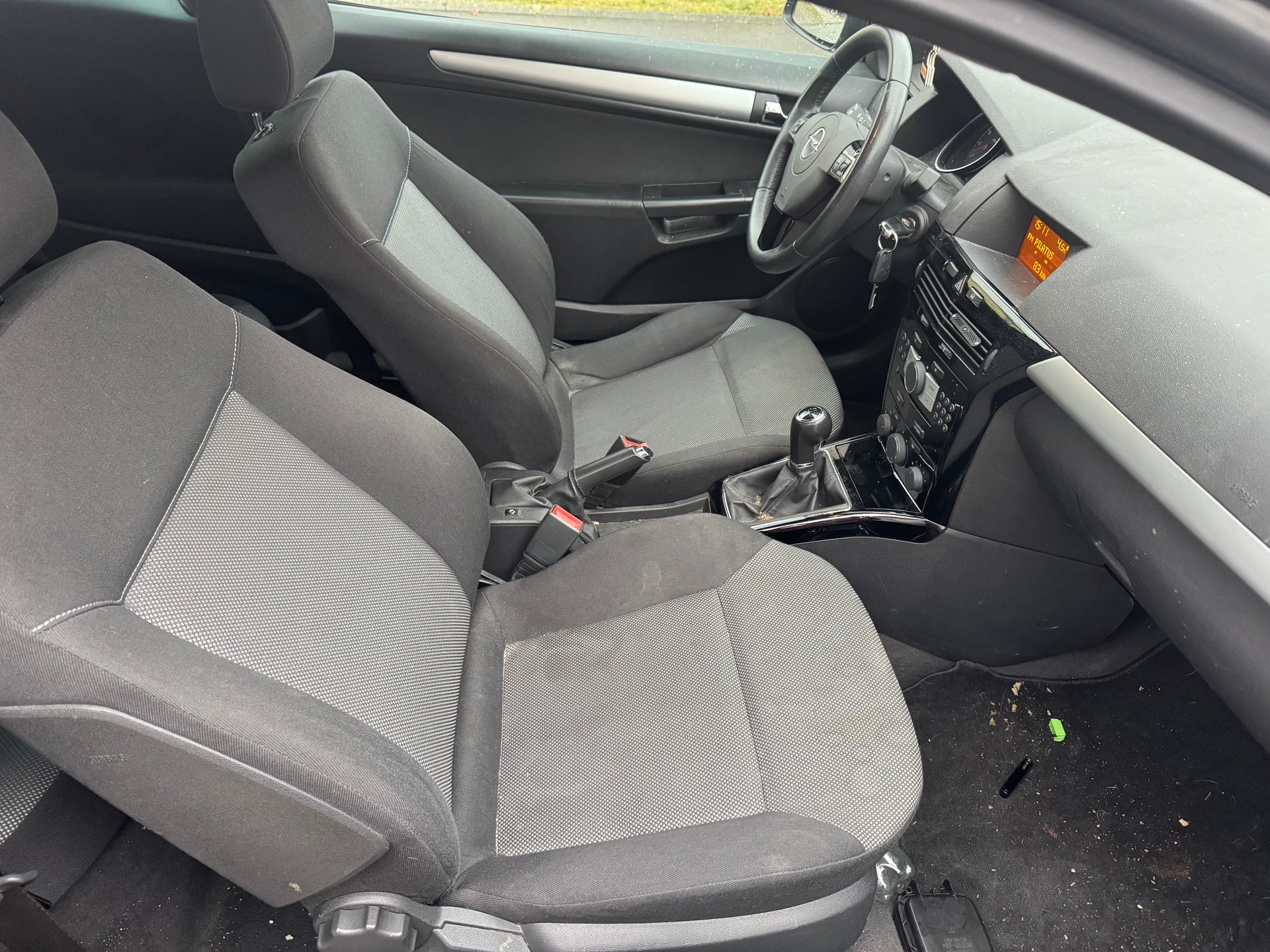 OPEL Astra GTC 1.6i 16V Anniversary Edition-image-13