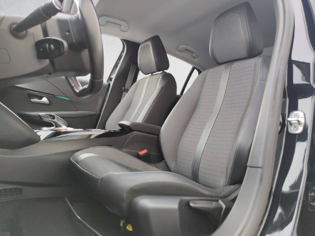 PEUGEOT 208 e-Allure-image-9