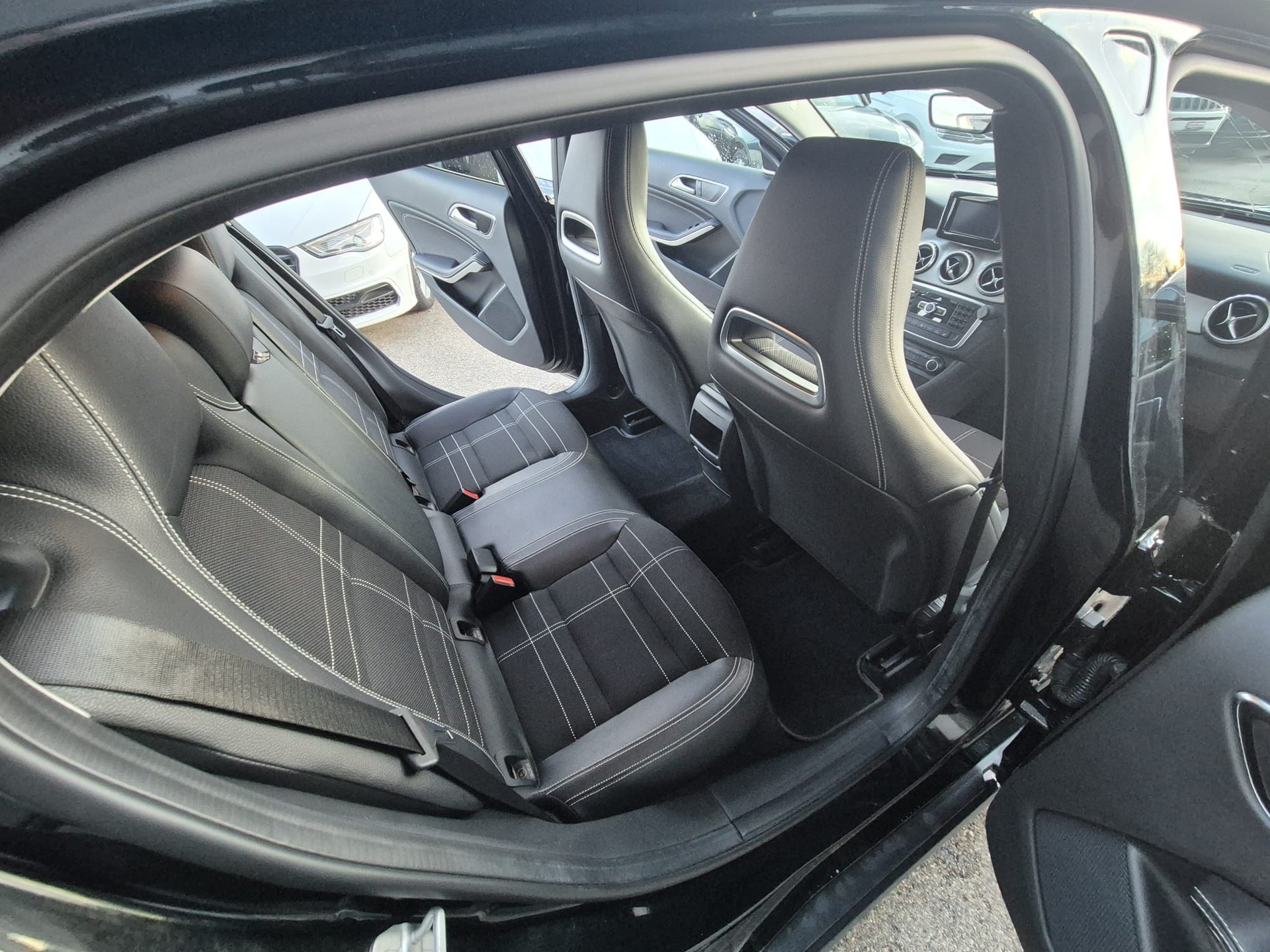 MERCEDES-BENZ GLA 200-image-10