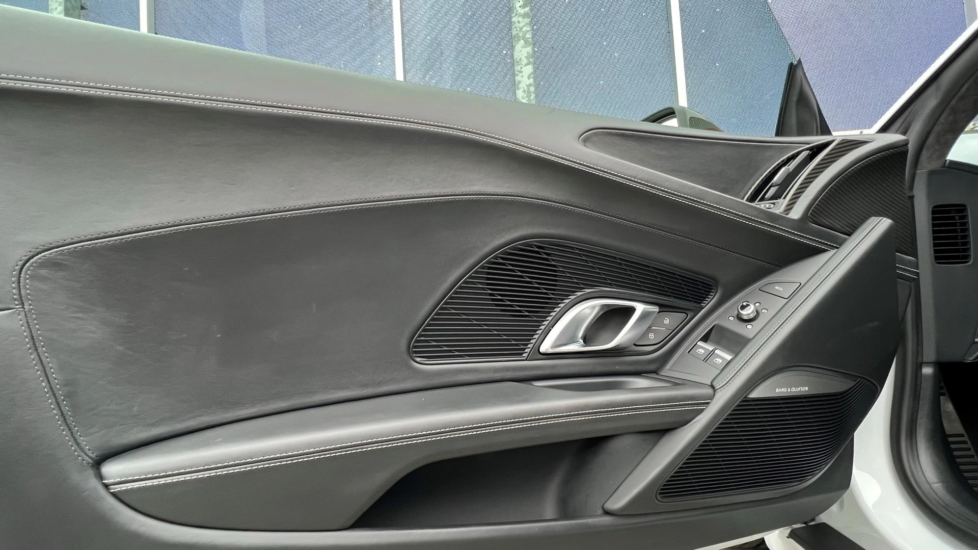 AUDI R8 COUPÉ 5.2 PLUS S-TRONIC CARBON l 611 PS-image-22