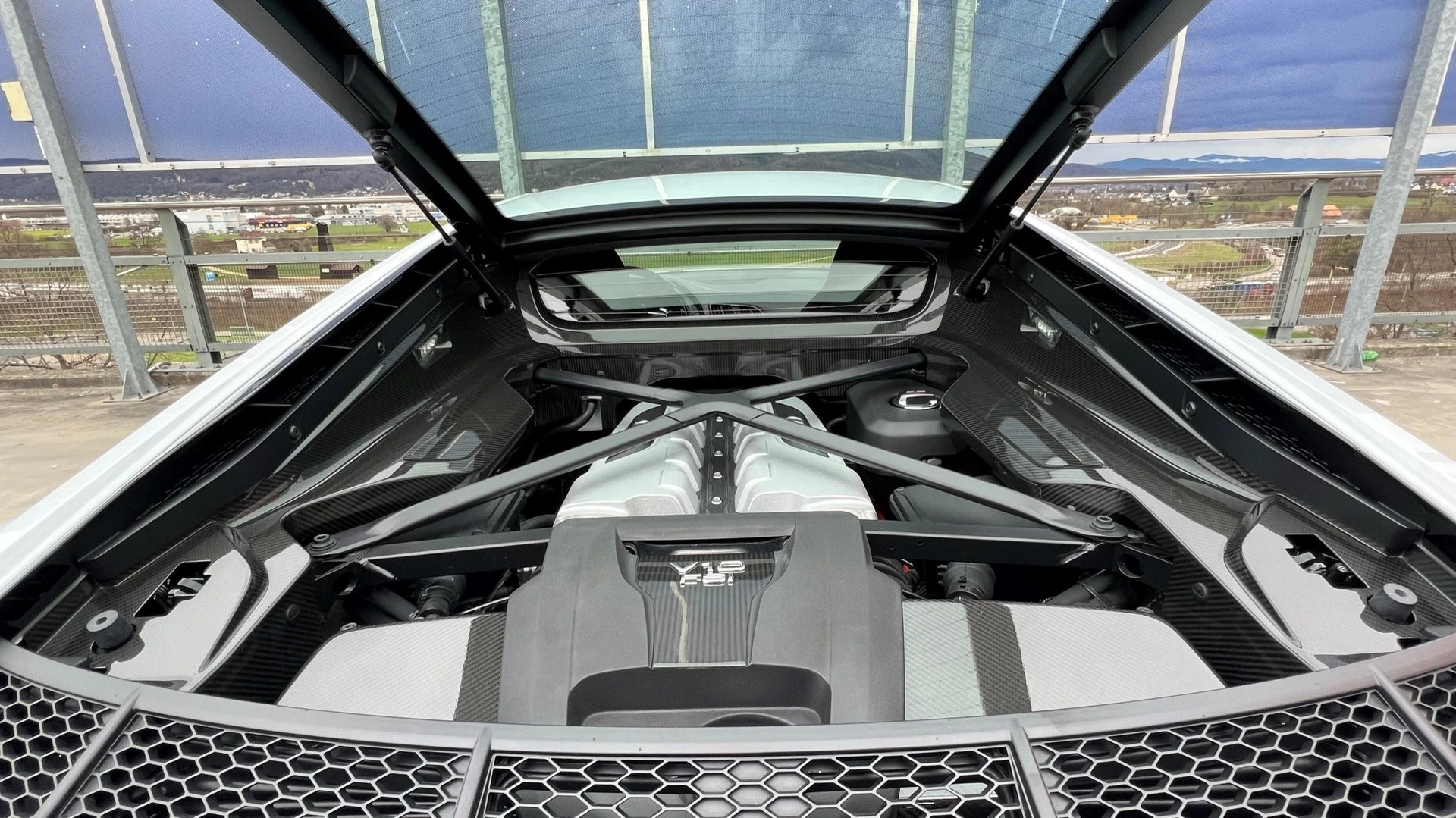 AUDI R8 COUPÉ 5.2 PLUS S-TRONIC CARBON l 611 PS-image-26