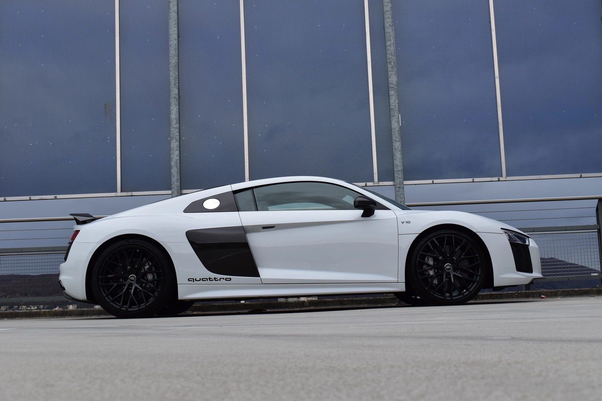 AUDI R8 COUPÉ 5.2 PLUS S-TRONIC CARBON l 611 PS-image-4