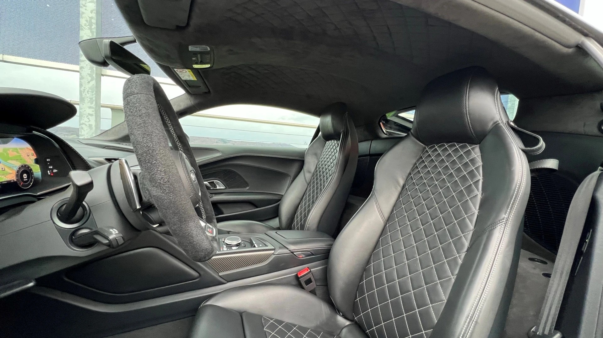 AUDI R8 COUPÉ 5.2 PLUS S-TRONIC CARBON l 611 PS-image-21